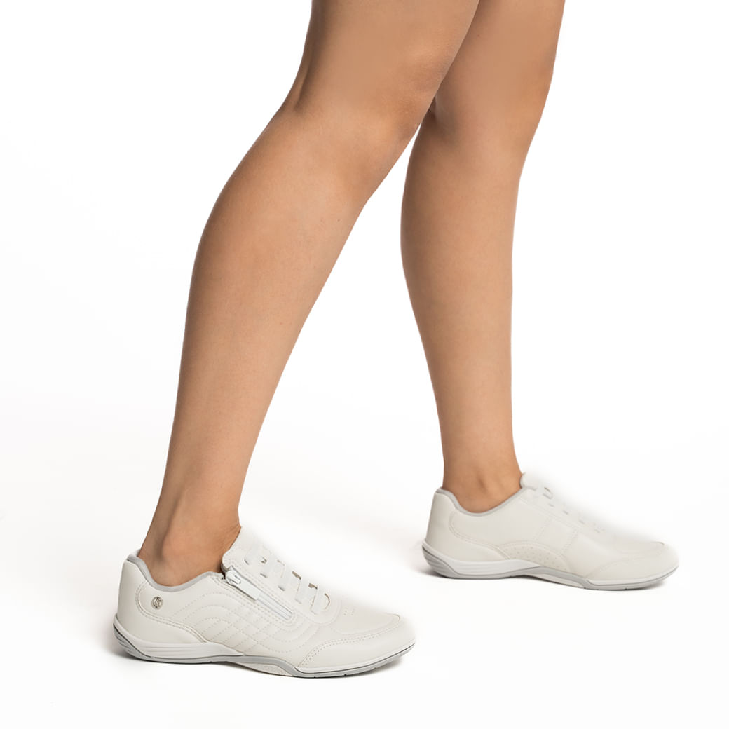 Tênis feminino Kolosh branco visto de lado com detalhes em elástico