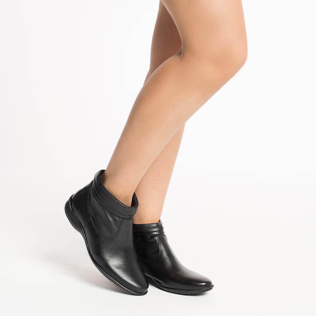 Bota feminina preta de cano baixo em couro vista lateral com zíper