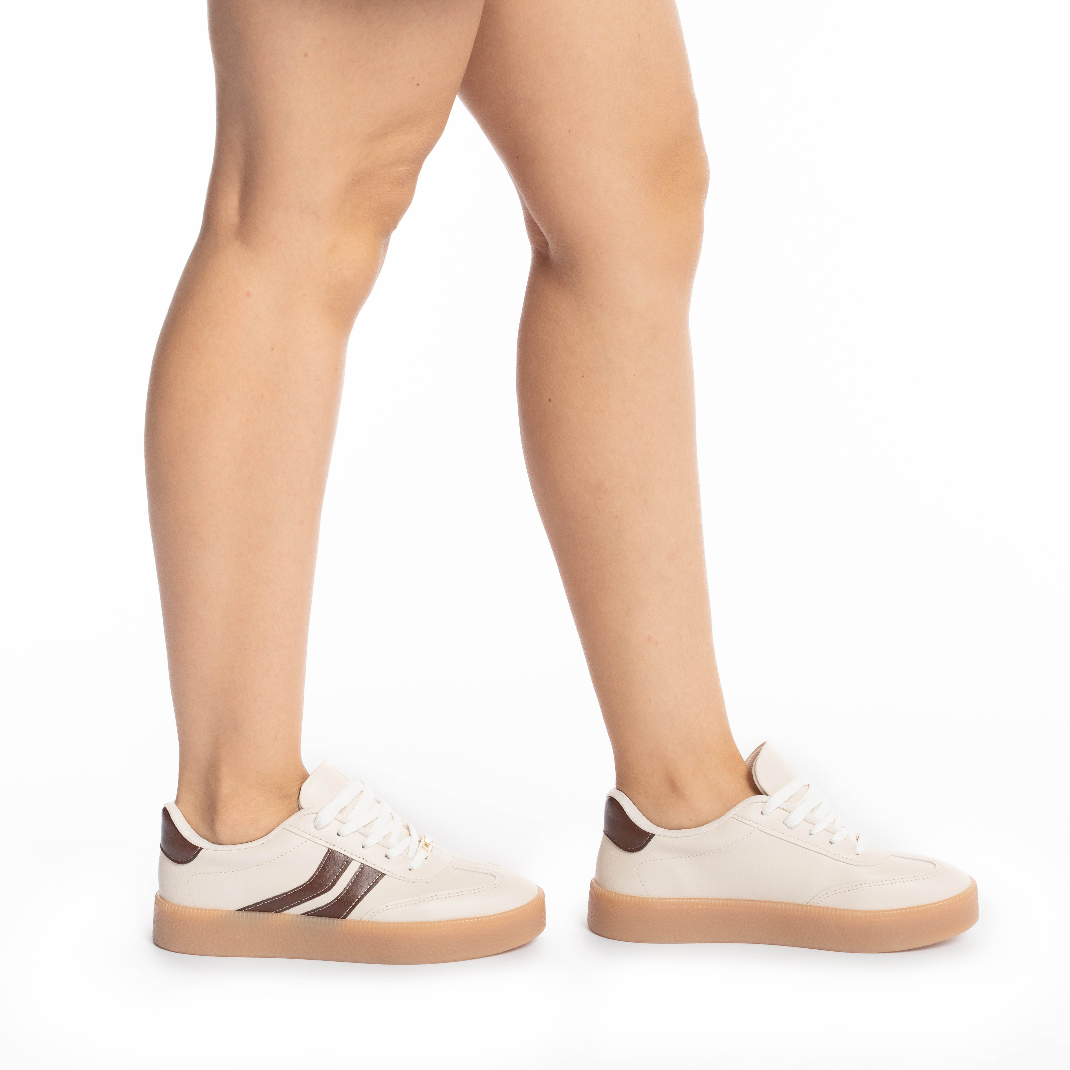 Tênis Vizzano branco off retrô feminino casual em ângulo lateral, destacando o fechamento com cadarço