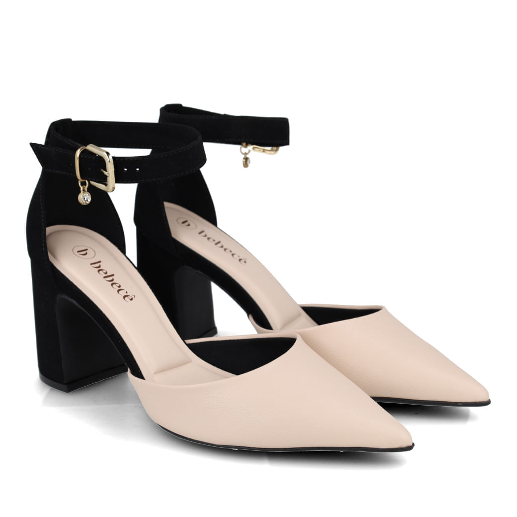 Scarpin Bebecê preto salto grosso vista lateral com detalhe da fivela