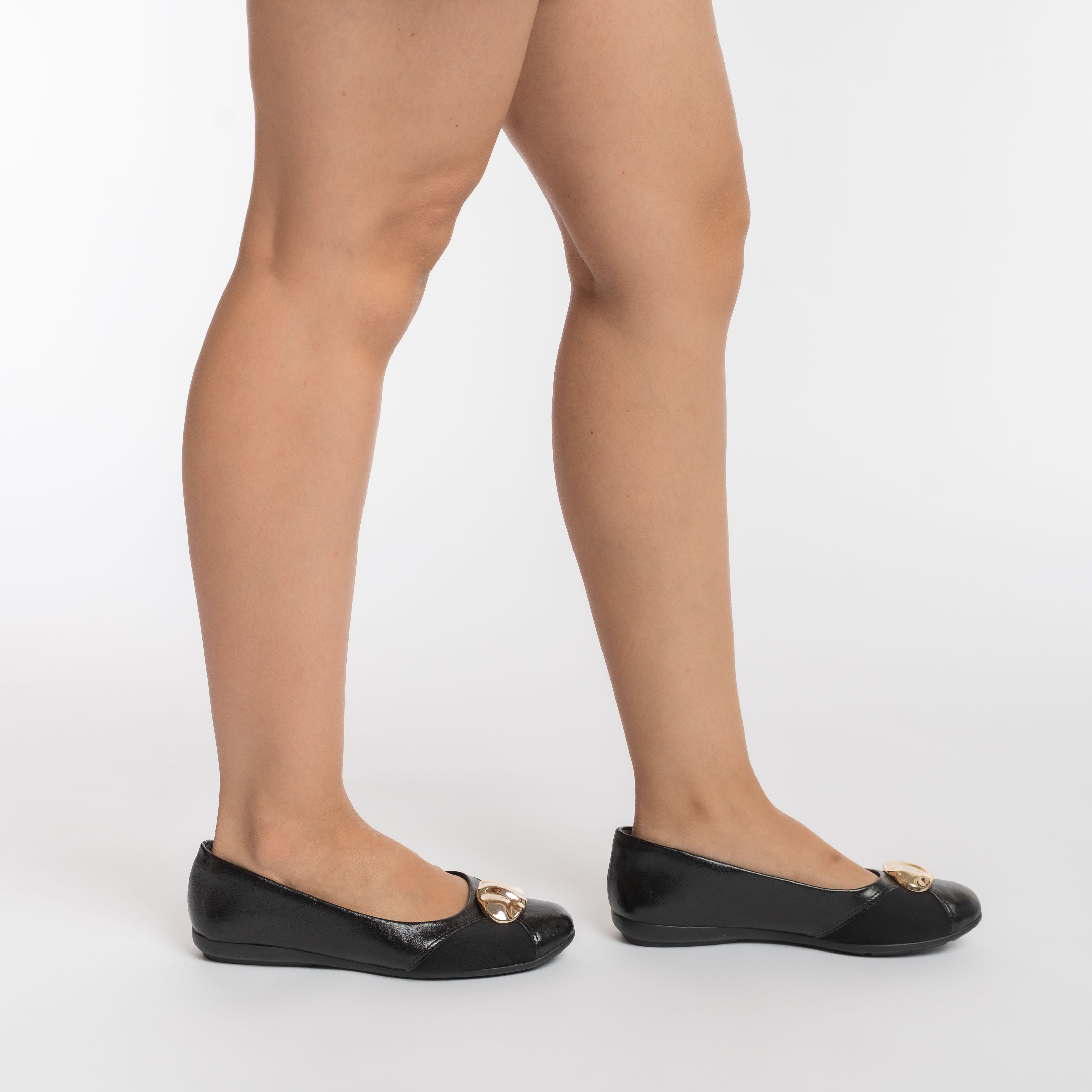 Par de sapatilhas femininas Comfortflex pretas com detalhes dourados, vista frontal e lateral