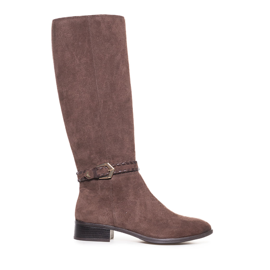 Bota feminina marrom Via Marte estilo montaria com cano alto e detalhe de fivela dourada no tornozelo