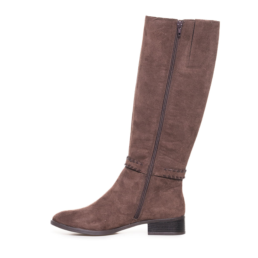 Bota feminina marrom Via Marte vista lateral direita com cano alto e detalhes artesanais