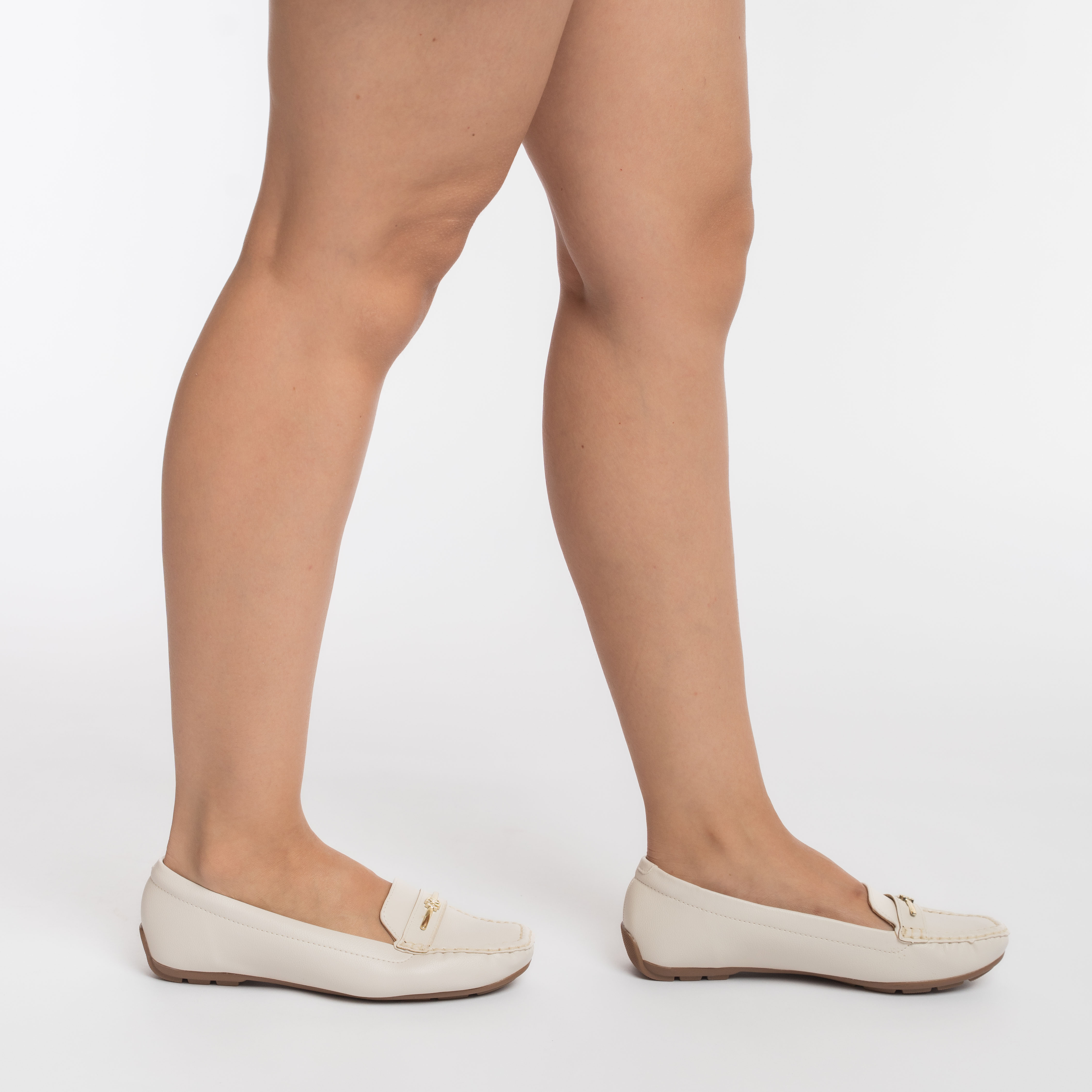 Sapato mocassim feminino branco em napa sintética com detalhes dourados, visto de lado