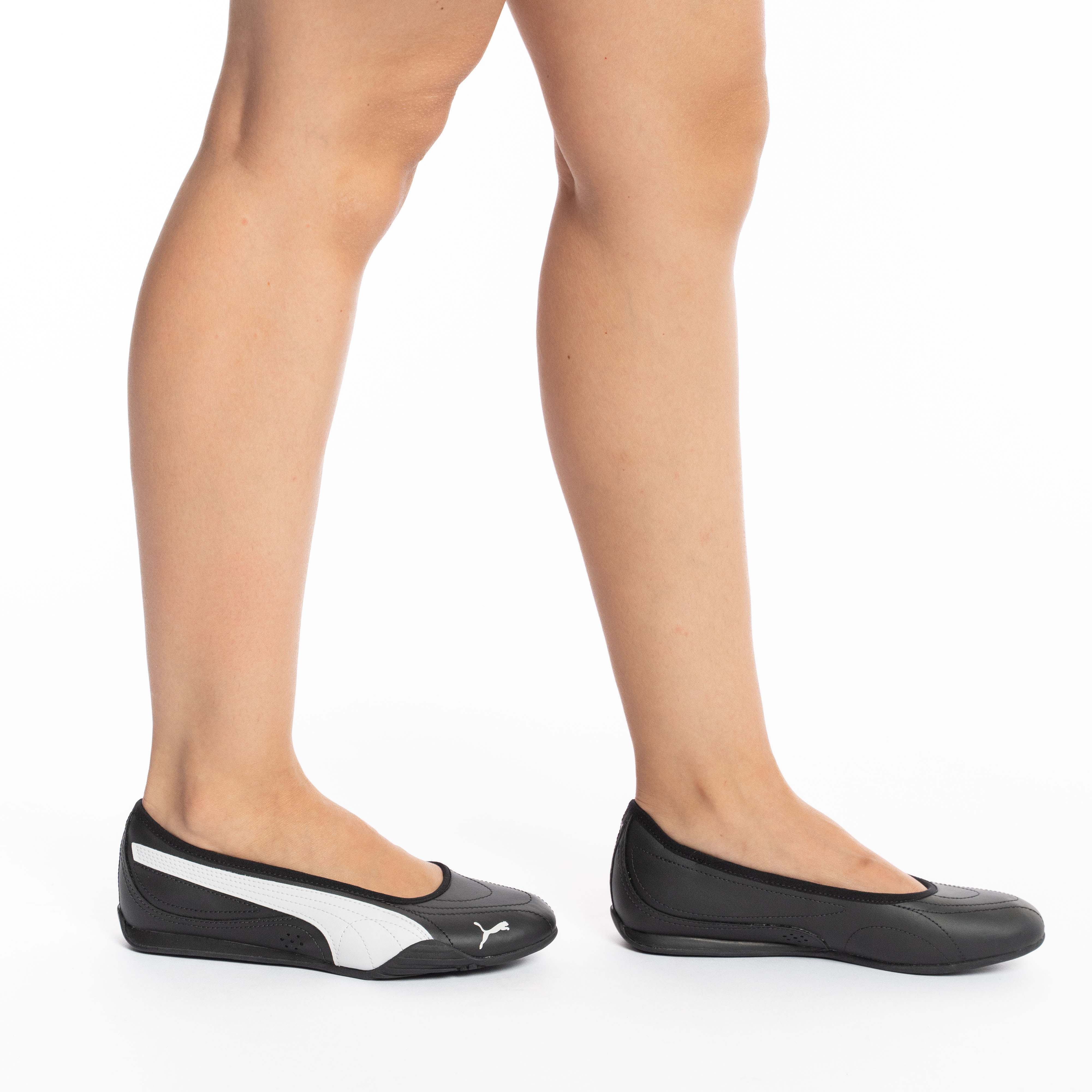 Sapatilha Puma Catch Ballerina Preta Feminina vista lateral destacando detalhes e sola