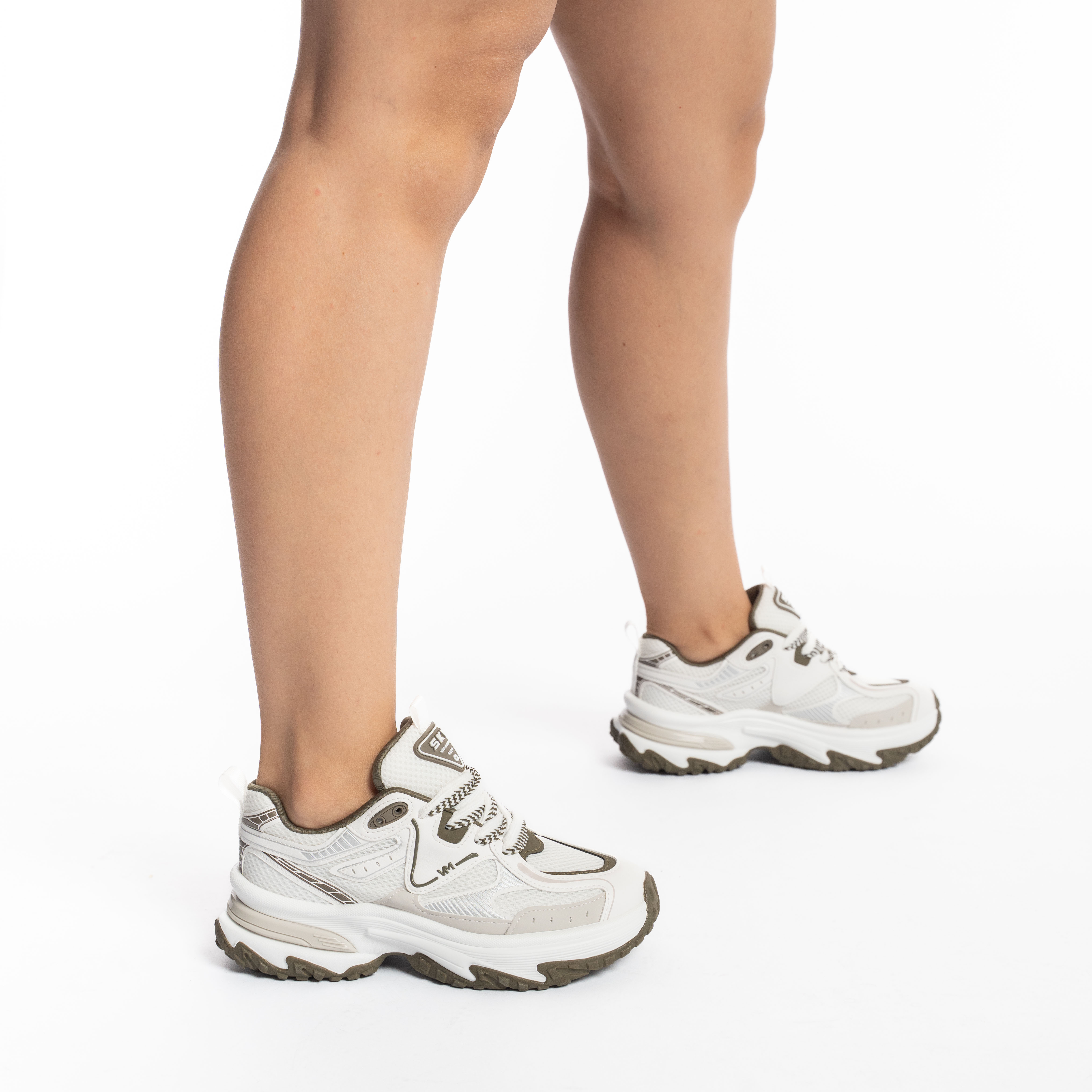 Tênis Via Marte Casual Branco Feminino visto de frente, destacando o fechamento com cadarço e detalhes exclusivos