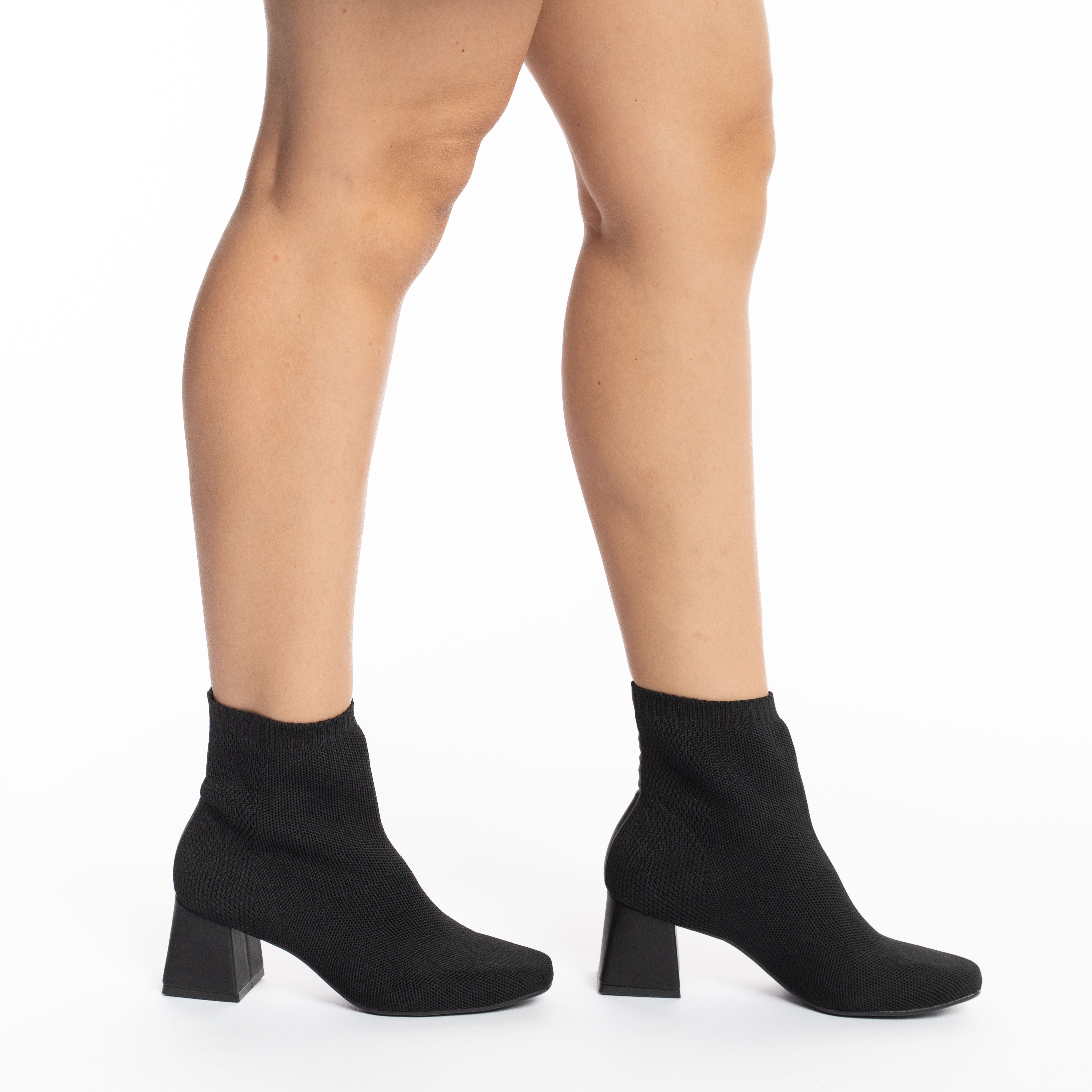 Vista lateral da bota feminina preta casual com salto quadrado e fechamento por zíper