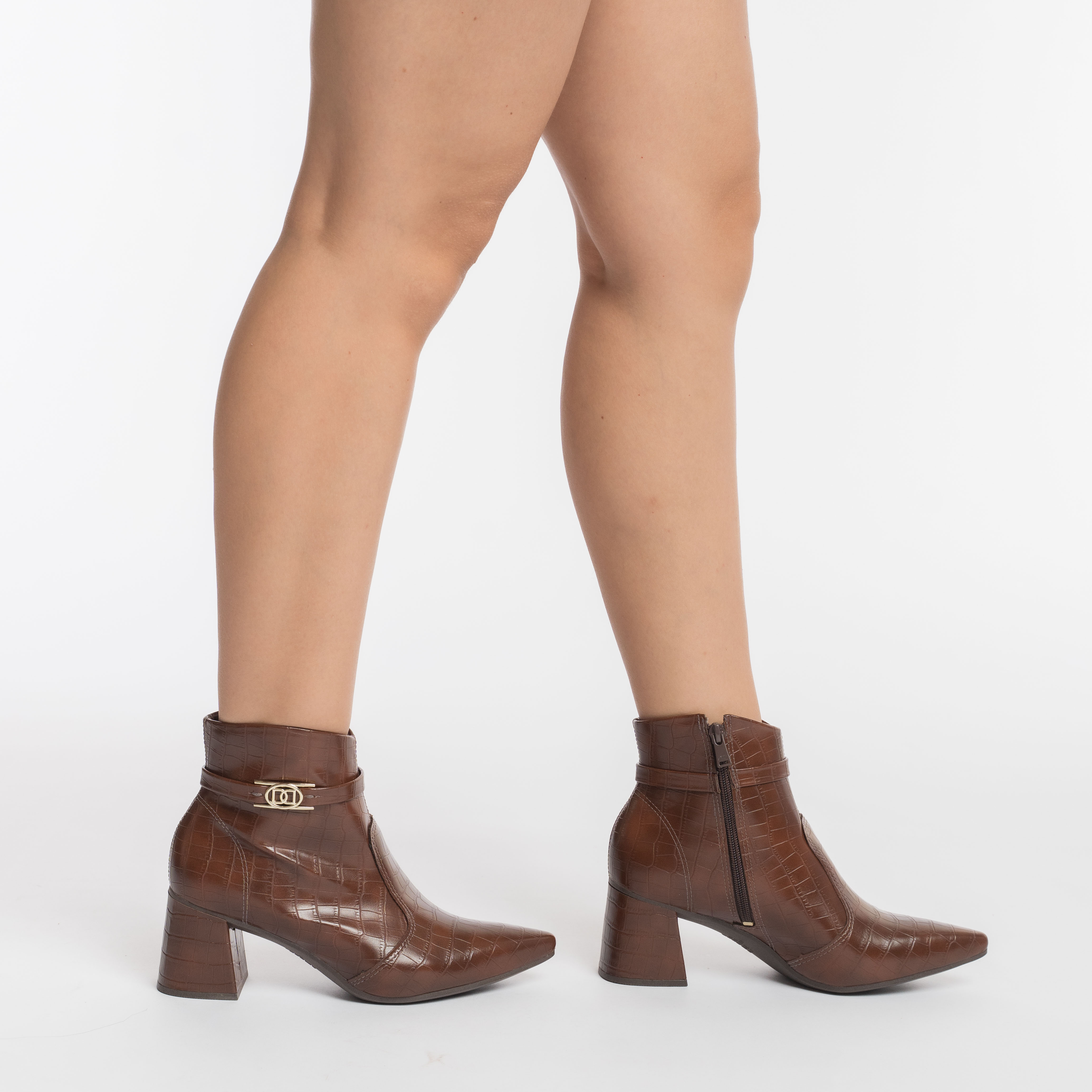 Vista lateral da bota feminina Dakota cano curto marrom com zíper e fivela dourada