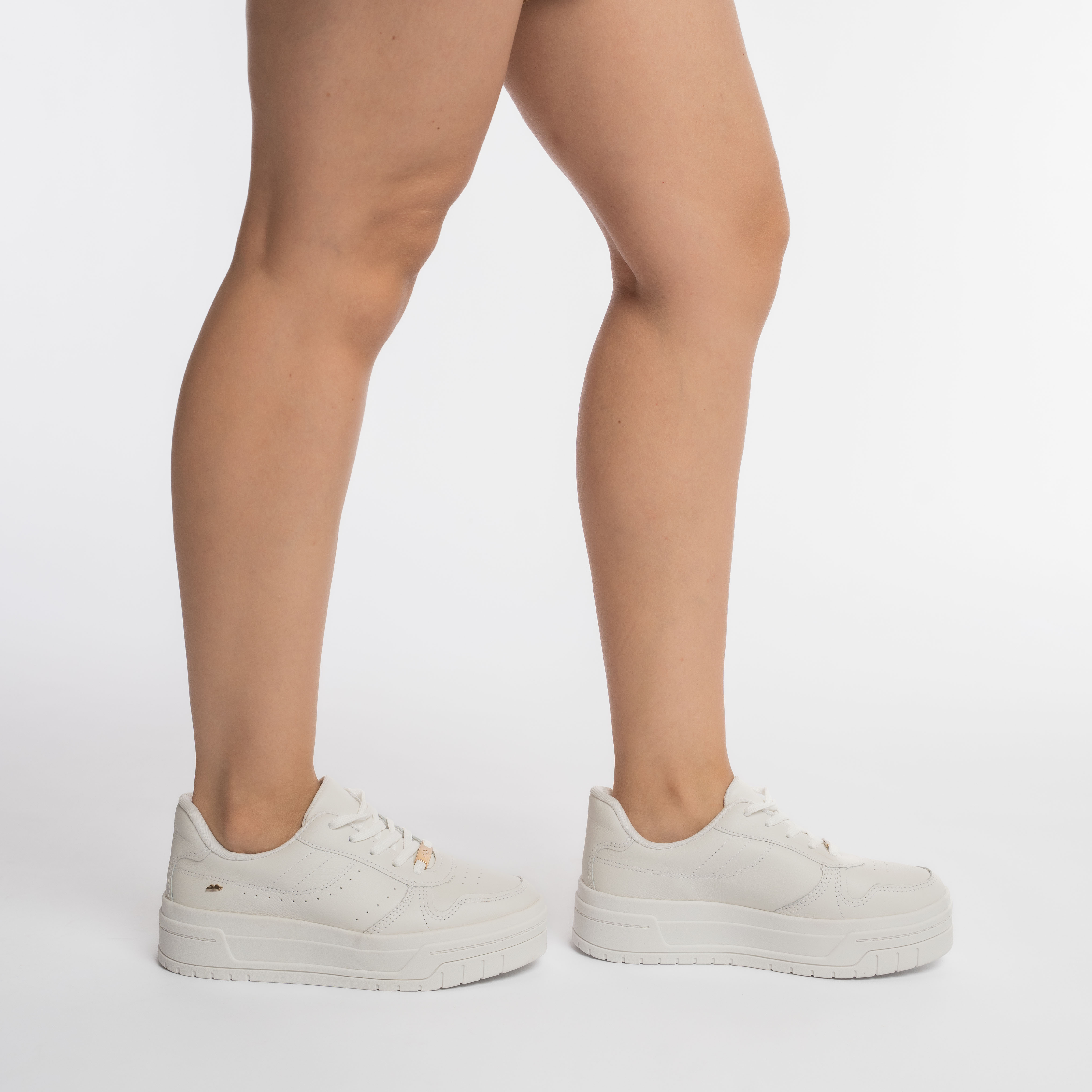 Tênis casual branco Dakota feminino em ângulo lateral, mostrando perfil e solado grosso