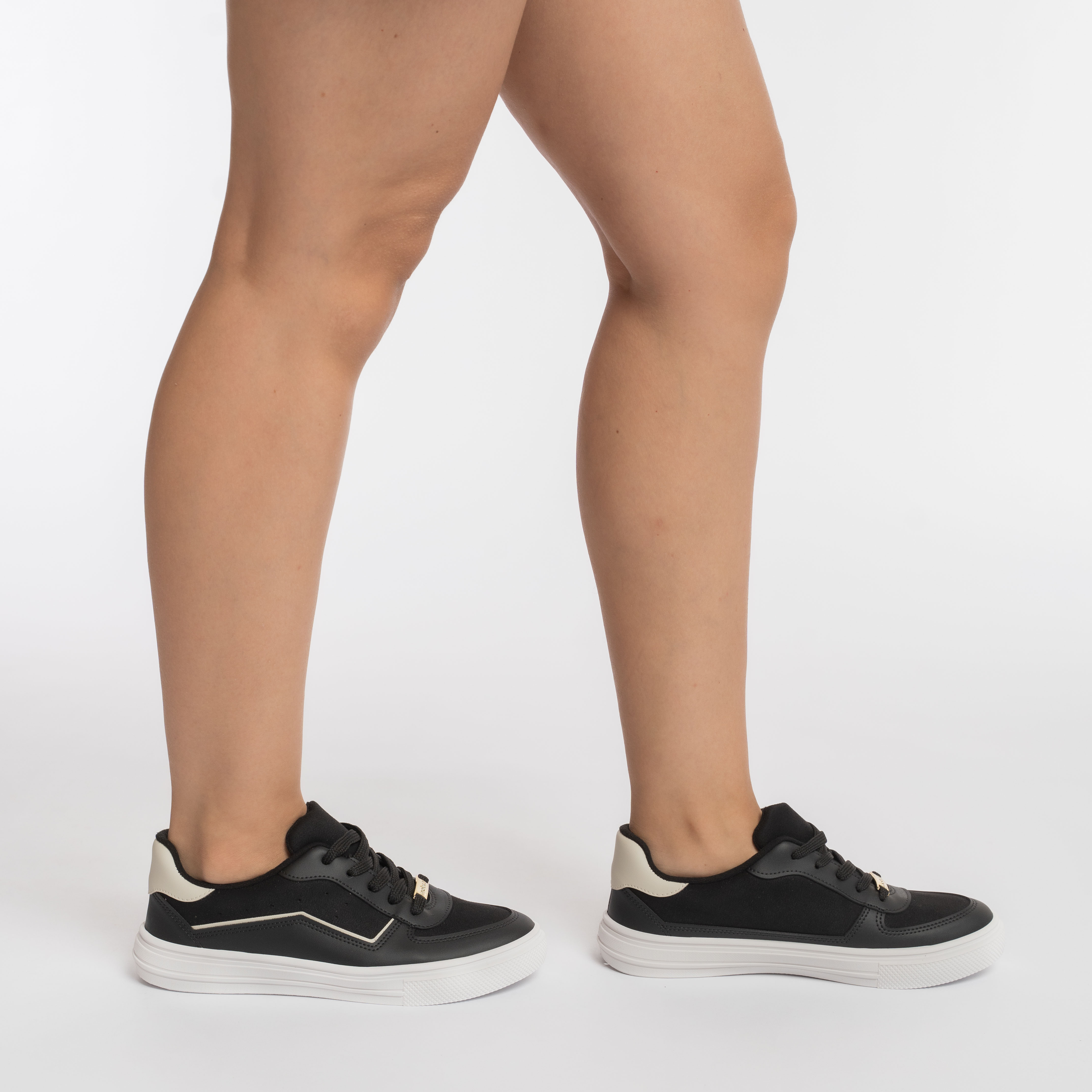 Tênis Casual Moleca Feminino Preto com detalhes em camurça, vista lateral