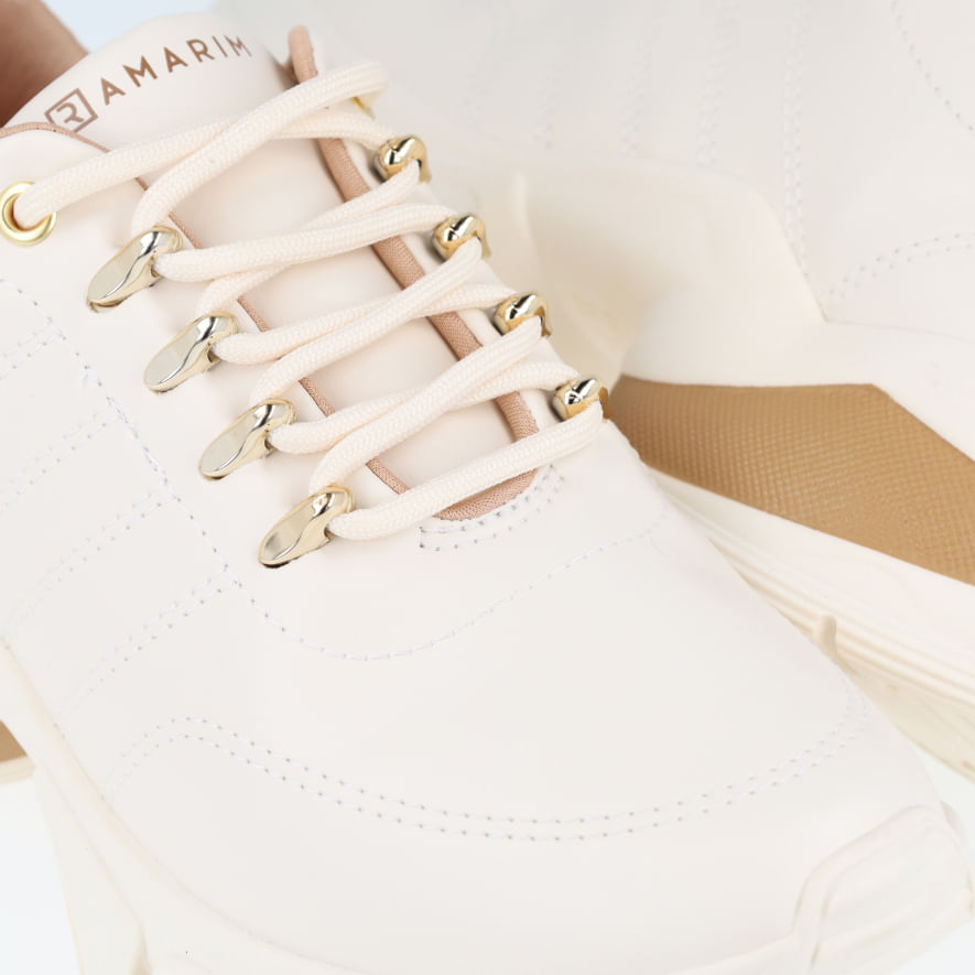 Tênis casual branco feminino Ramarim com foco na palmilha acolchoada e solado