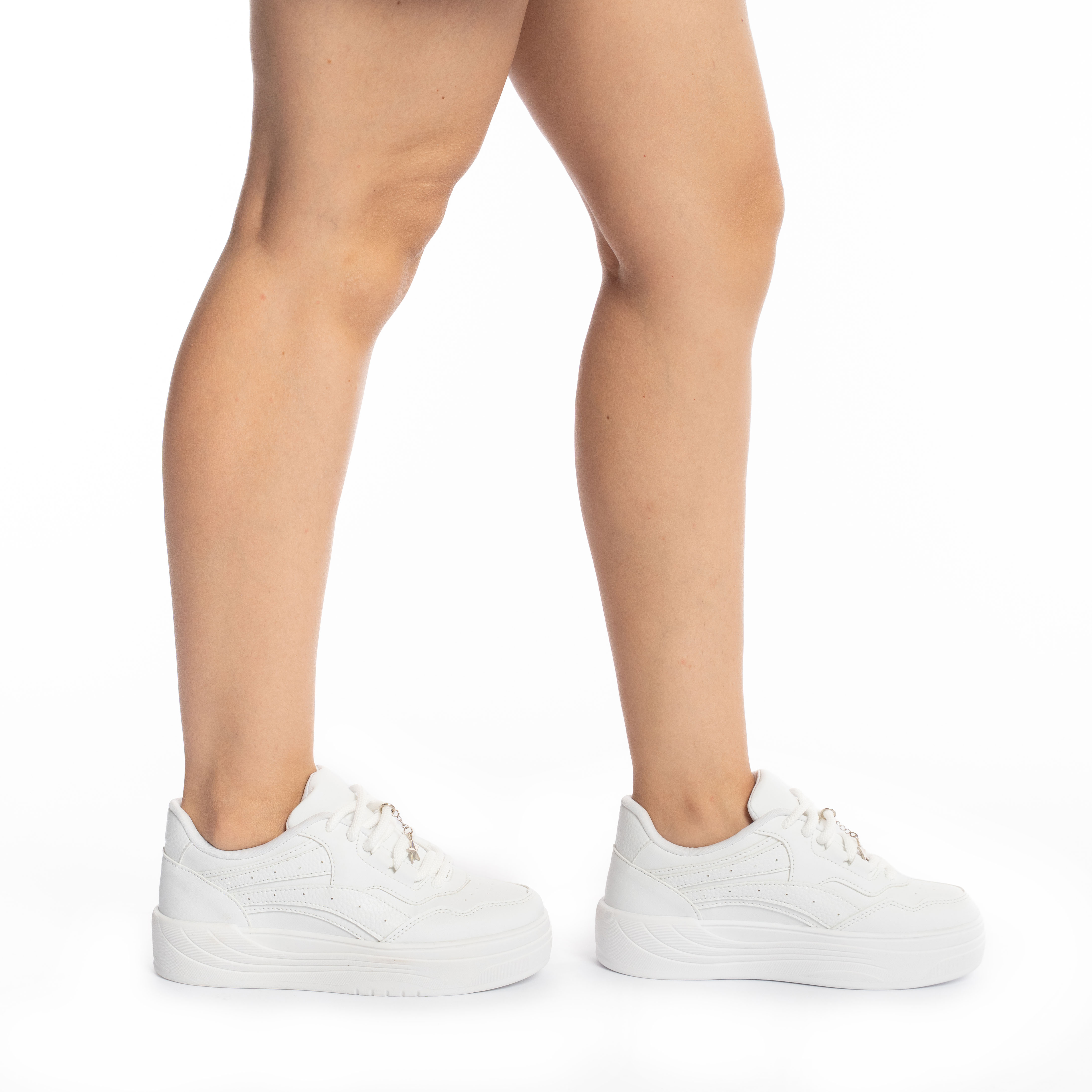 Vista lateral do tênis casual feminino branco com detalhes em costura