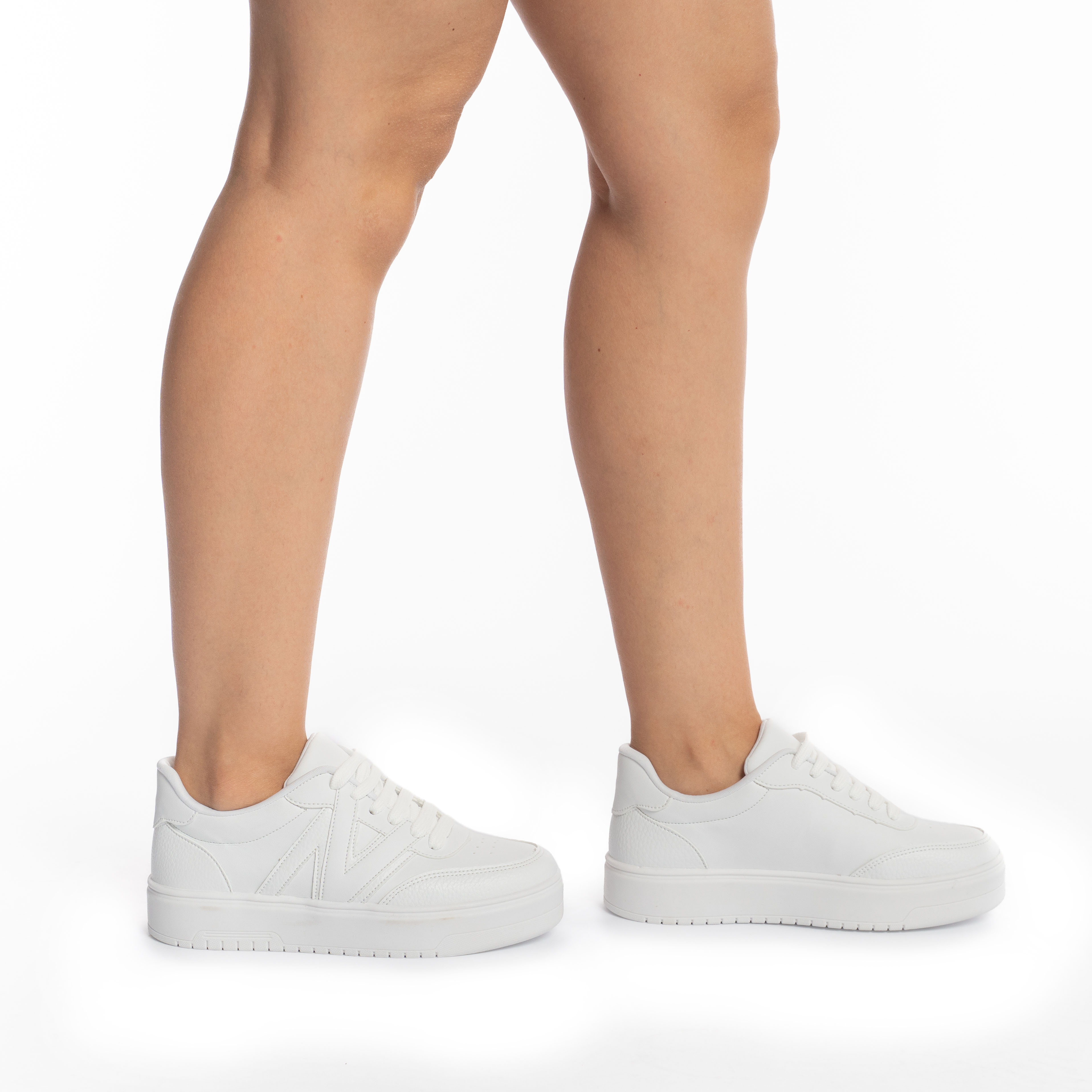 Tênis feminino branco mostrando o design limpo e solado branco em ângulo lateral