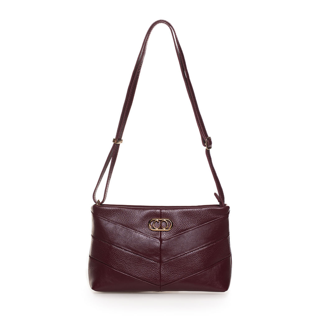 Bolsa feminina bordô de couro legítimo com acabamento matelassê em padrão chevron, vista frontal com alça ajustável e detalhe metálico dourado CD.