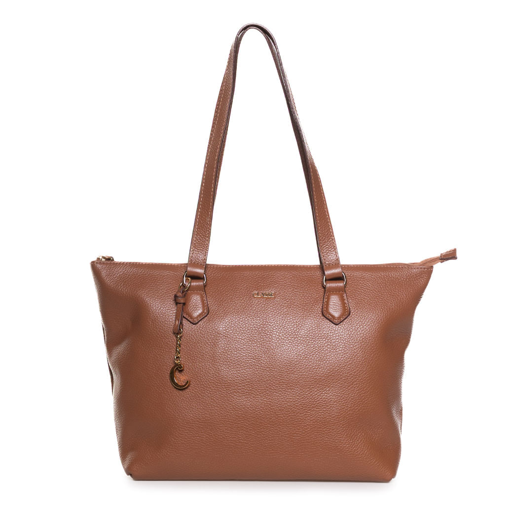 Bolsa shopper bag em couro caramelo com alças longas para uso no ombro e pingente dourado em forma de letra C