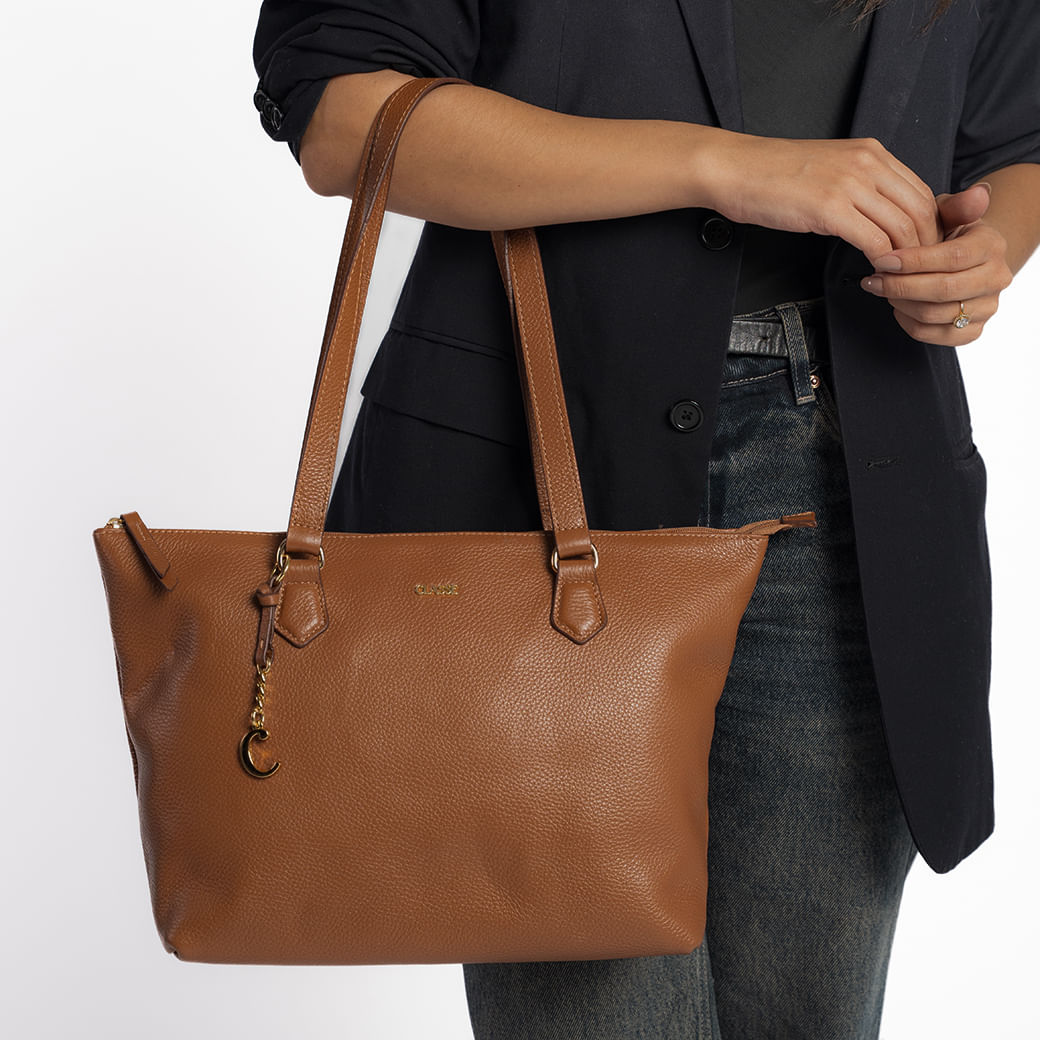 Bolsa shopper bag em couro caramelo vista lateral com detalhes sofisticados