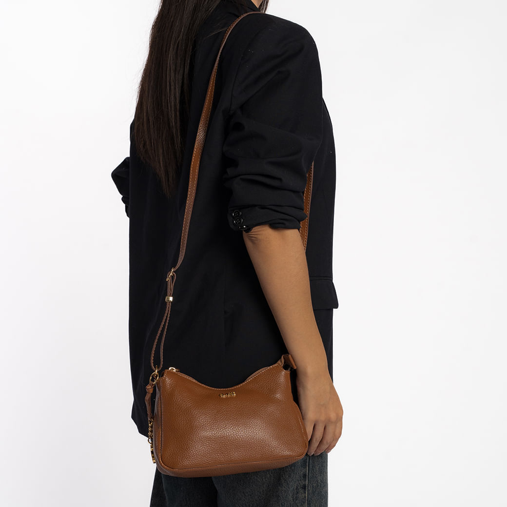 Vista lateral da bolsa crossbody Classe Couro caramelo com alça ajustável