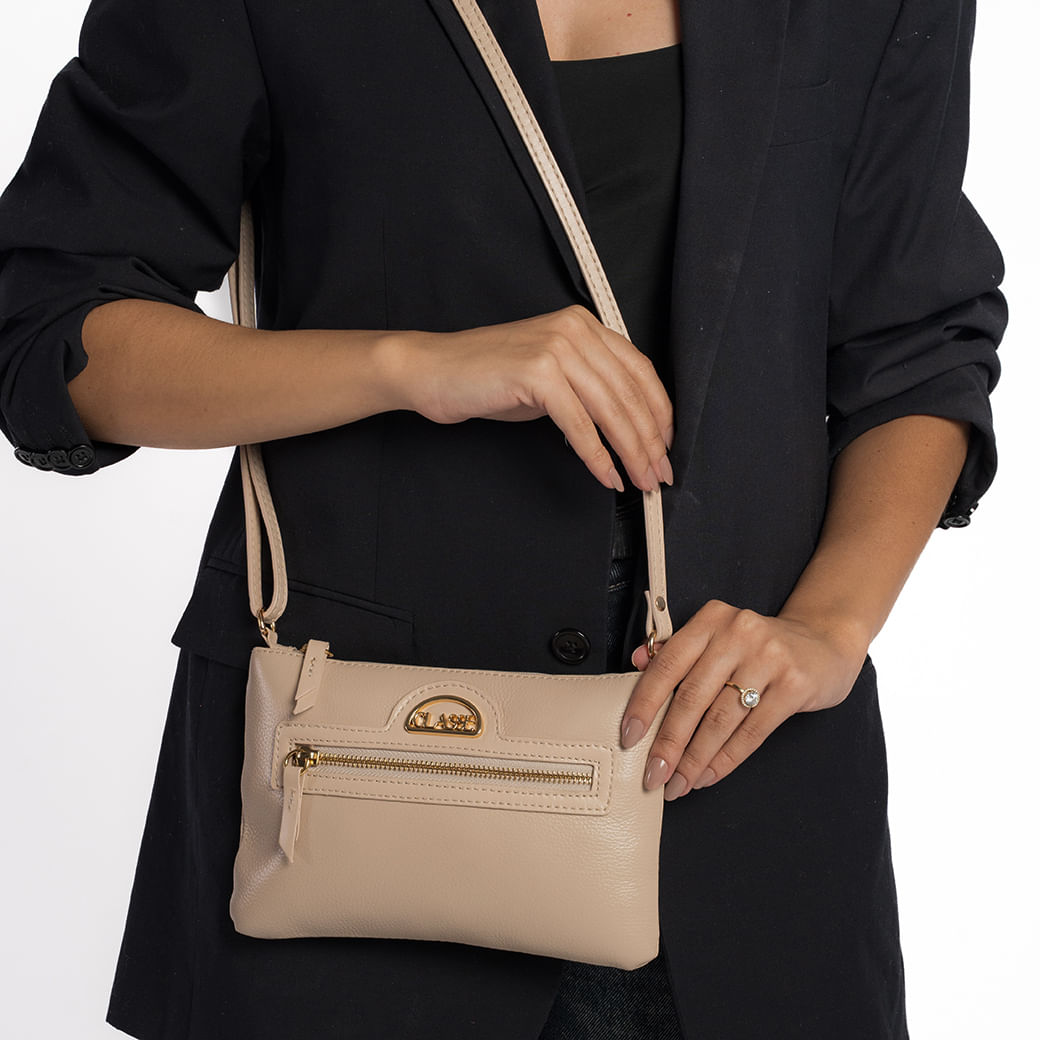 Bolsa crossbody mini creme em couro vista lateral com alça ajustável