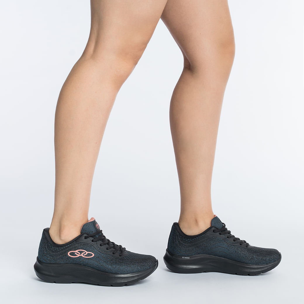 Tênis Olympikus Venus 3 Treino Feminino Preto em ângulo lateral, destacando logo e solado com detalhes em rosa