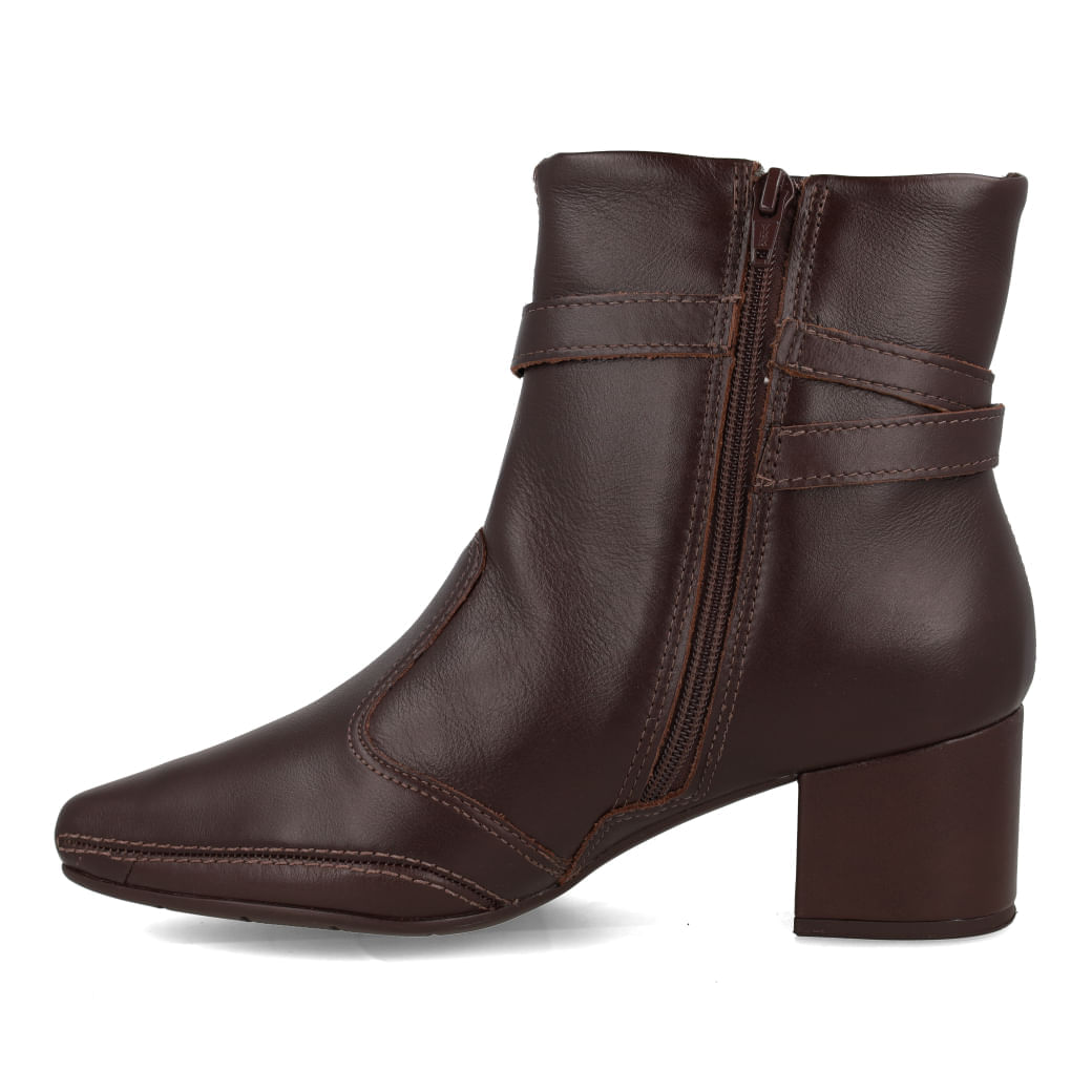 Imagem da bota Ramarim Stout feminina marrom mostrando ajuste e estilo