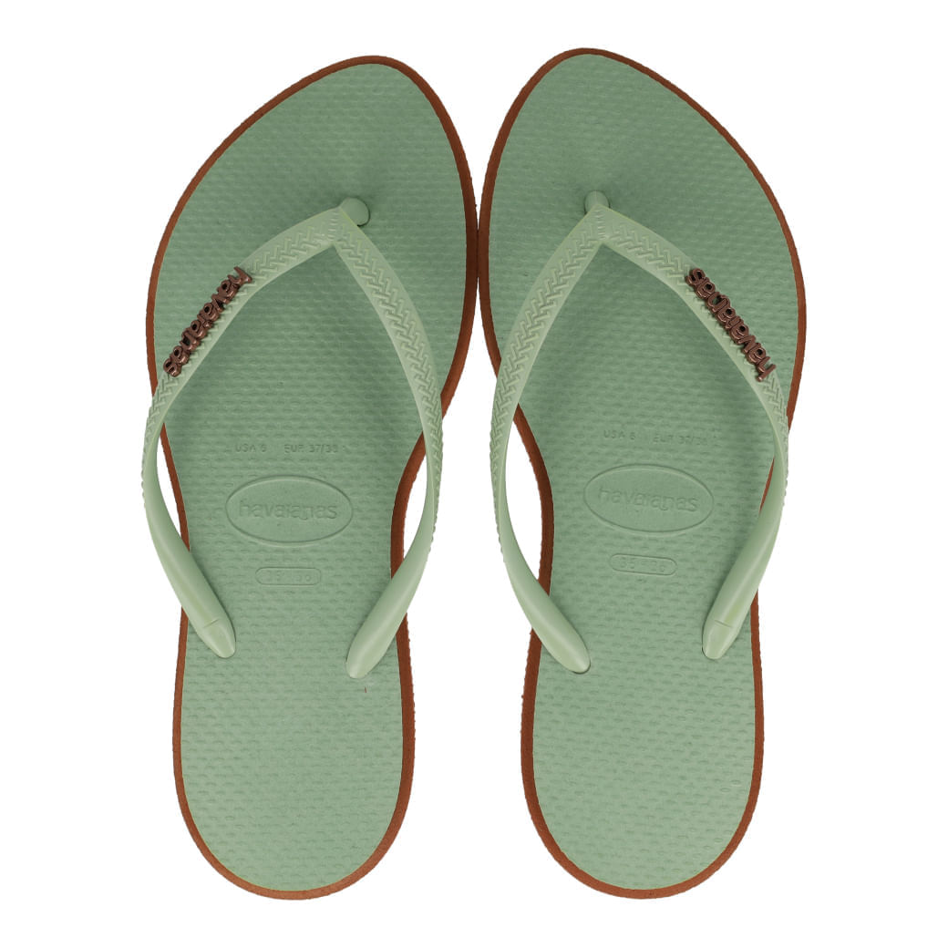 Chinelo Havaianas Slim Point verde com solado ferrugem e placa metálica com logo, vista frontal oblíqua