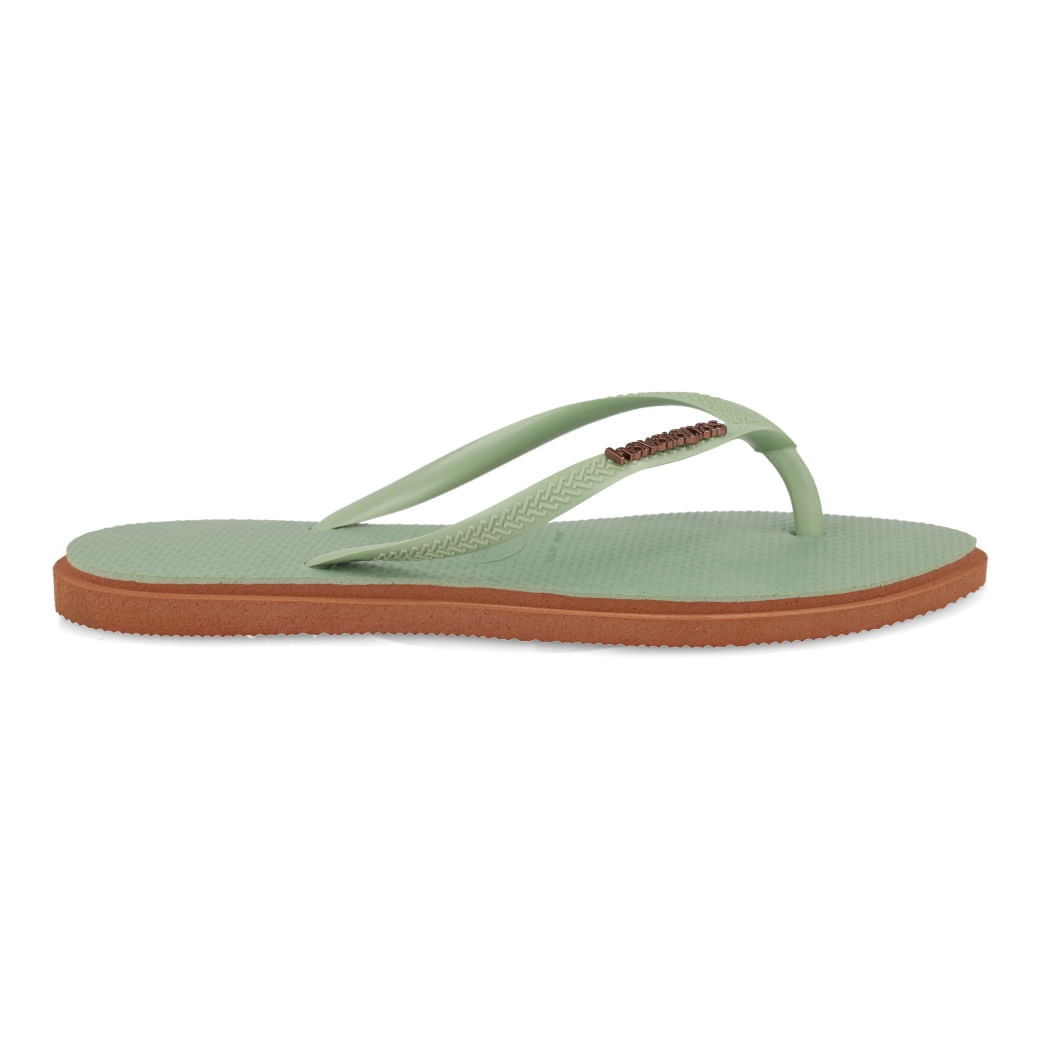Close da palmilha texturizada e tiras finas do Chinelo Havaianas Slim Point verde