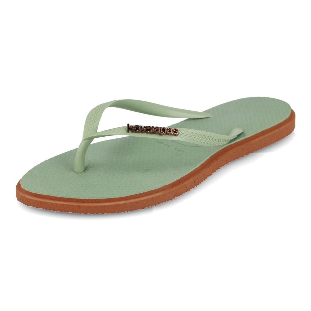 Modelo segurando par de chinelos Havaianas Slim Point mostrando face superior e lateral