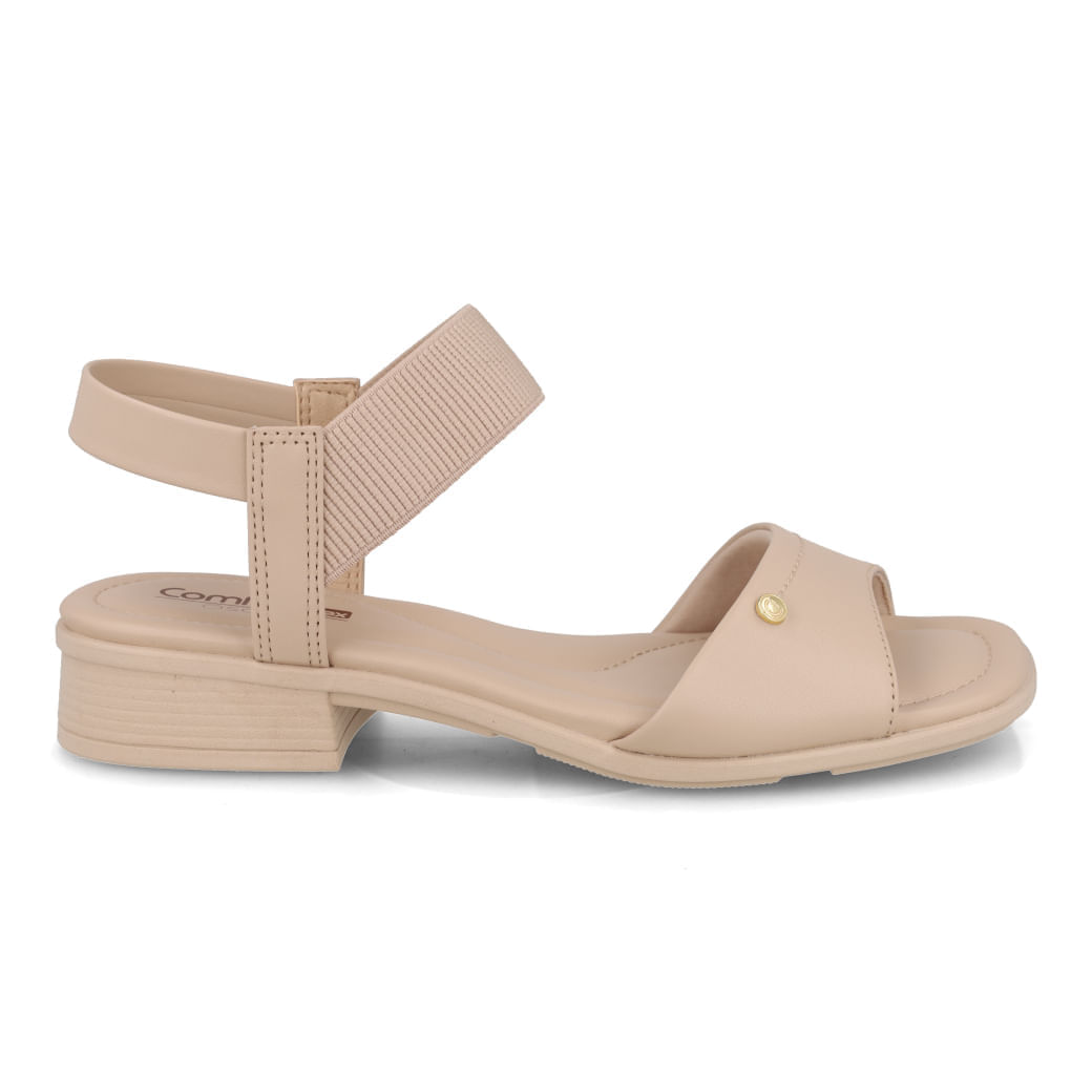 Sandália feminina Comfortflex na cor creme com salto bloco de 3 cm, confeccionada em material sintético com tira elástica larga no tornozelo e detalhe metálico dourado.