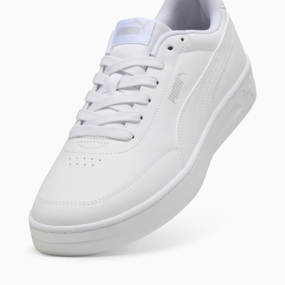 Tênis Puma Court Classic Clean masculino branco vista frontal com detalhes no cadarço e perfurações
