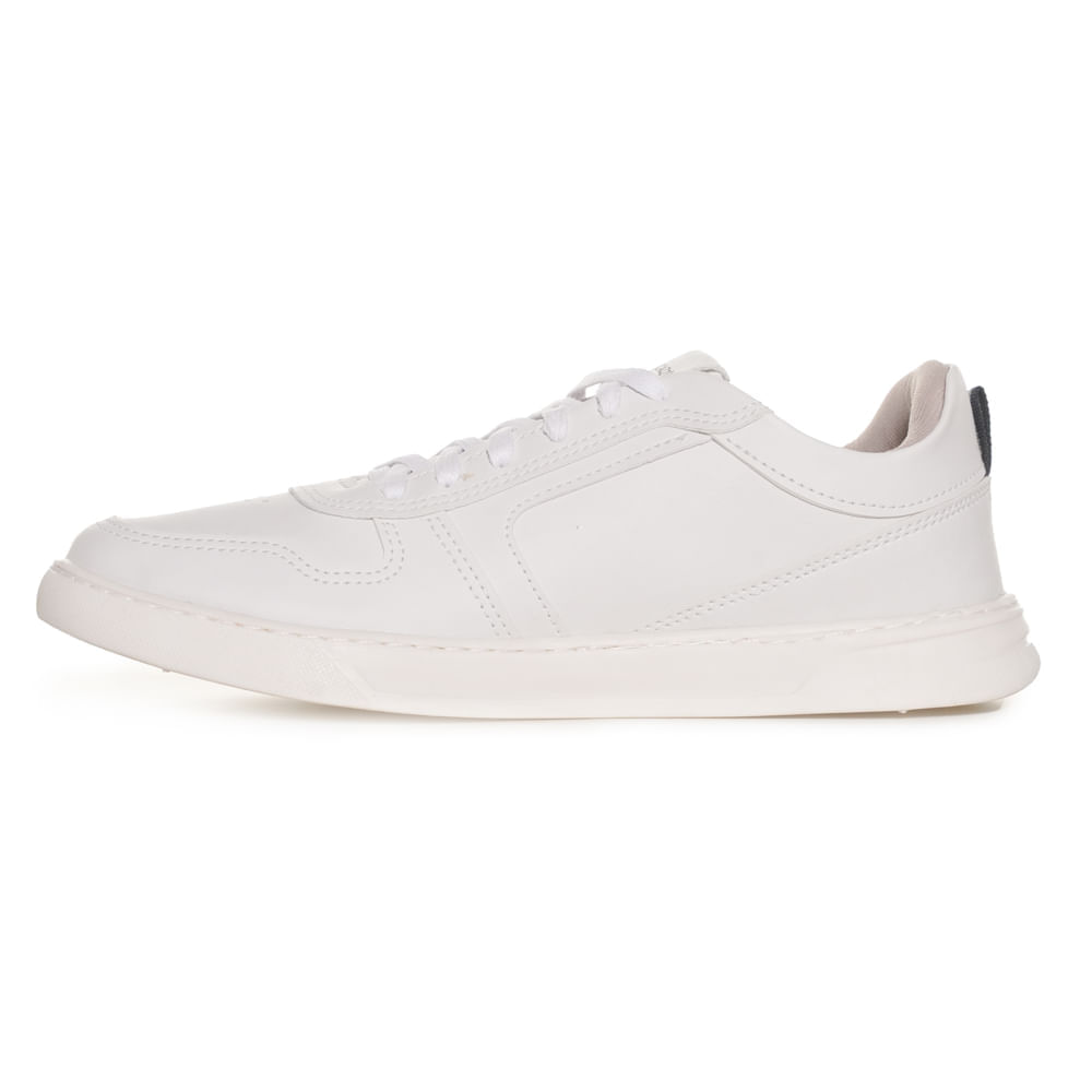 Vista lateral do sapatênis branco masculino Cazzac Basic mostrando detalhes do couro e solado