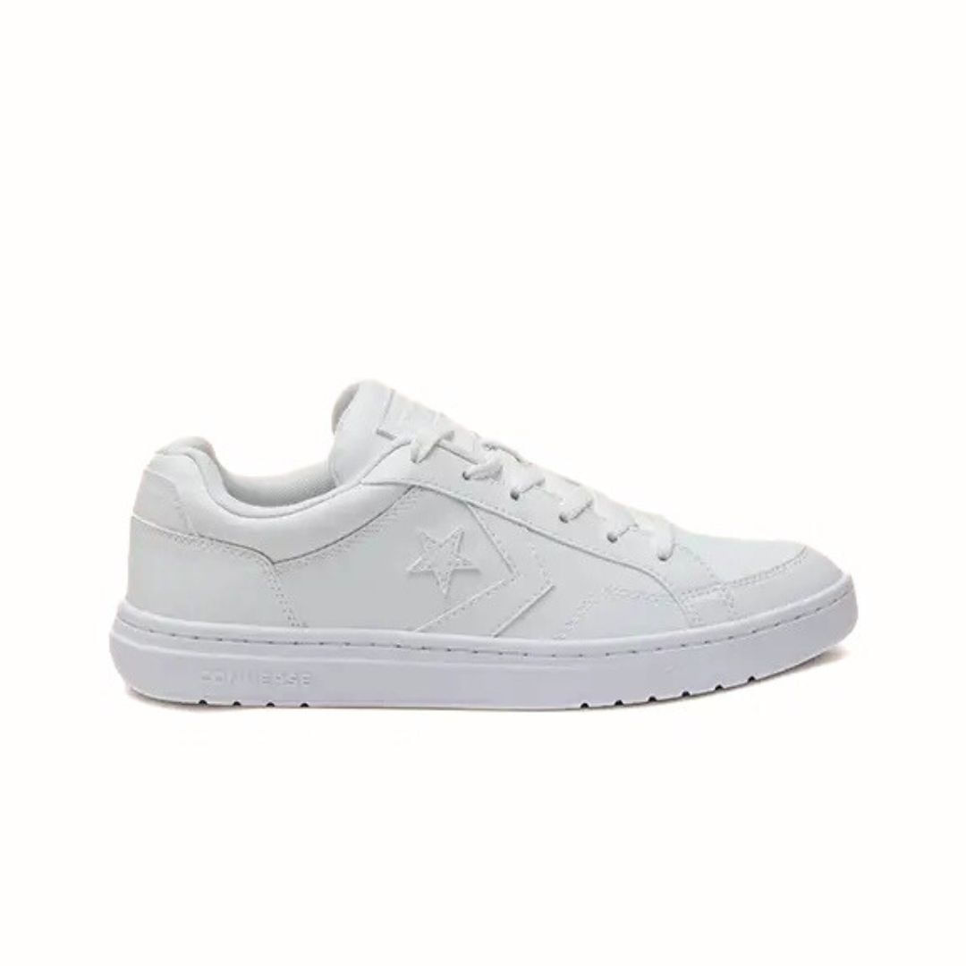 Tênis branco All Star Pro Blaze V2 masculino visto lateralmente com fechamento por cadarços e design clean