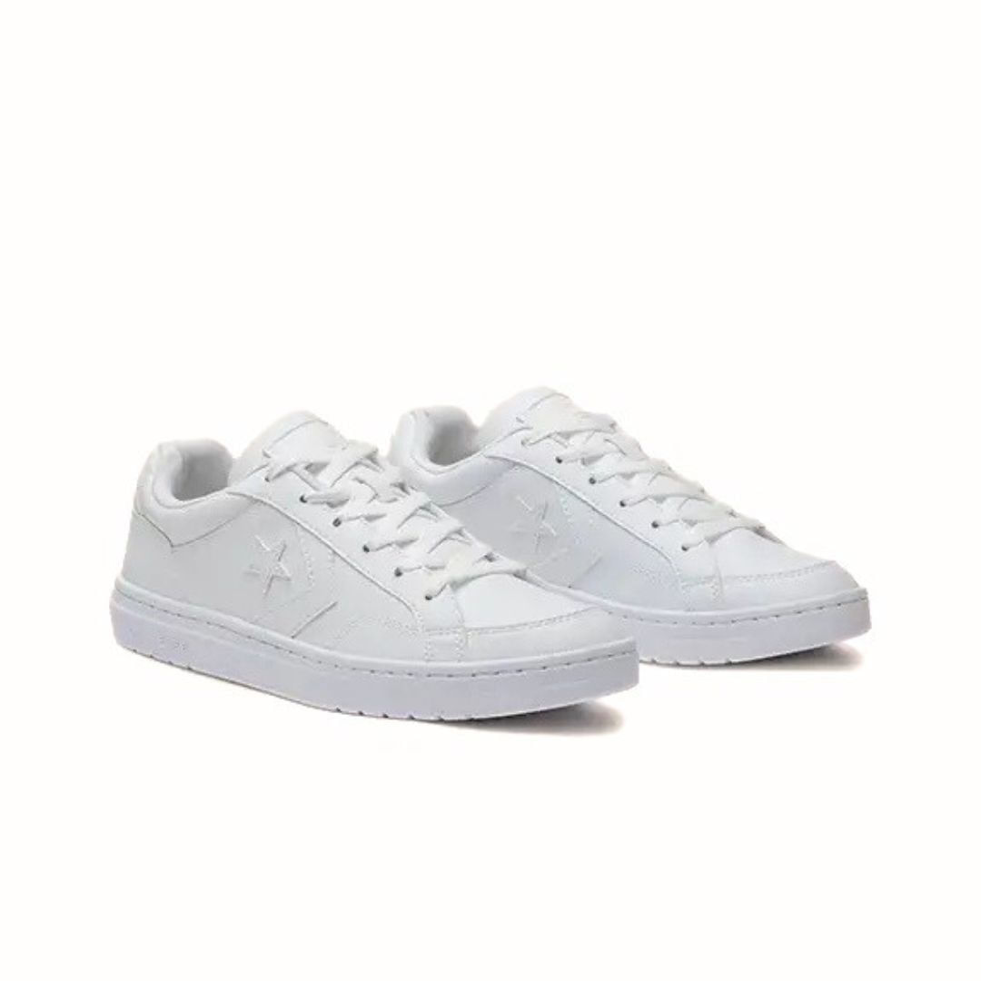 Par de tênis branco All Star Pro Blaze V2 masculino em vista 3/4 frontal mostrando detalhes laterais e cadarços