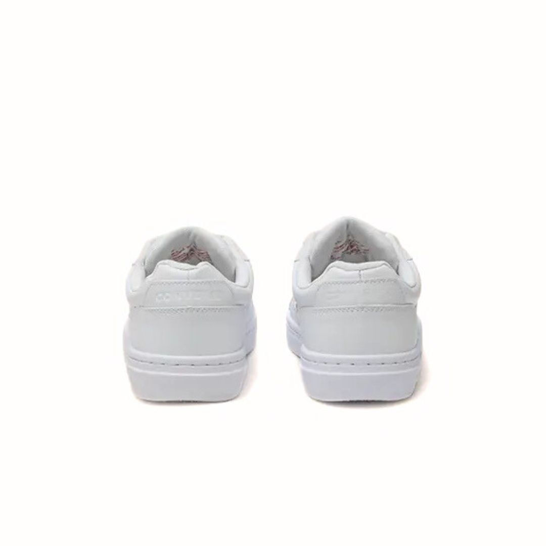 Tênis branco All Star Pro Blaze V2 masculino visto por trás mostrando calcanhar acolchoado e acabamento reforçado