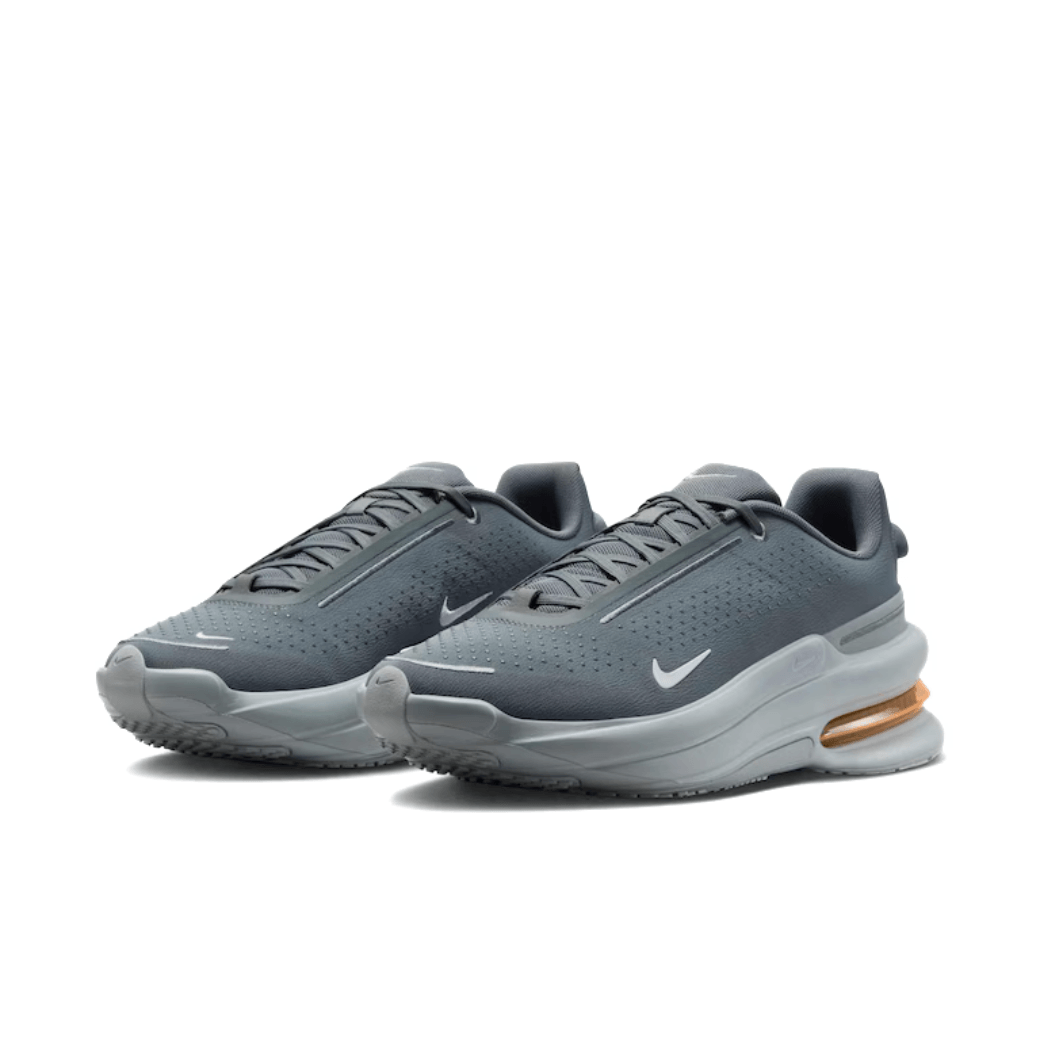 Tênis Nike Air Zoom Upturn masculino cinza em ângulo frontal destacando amortecimento e design robusto