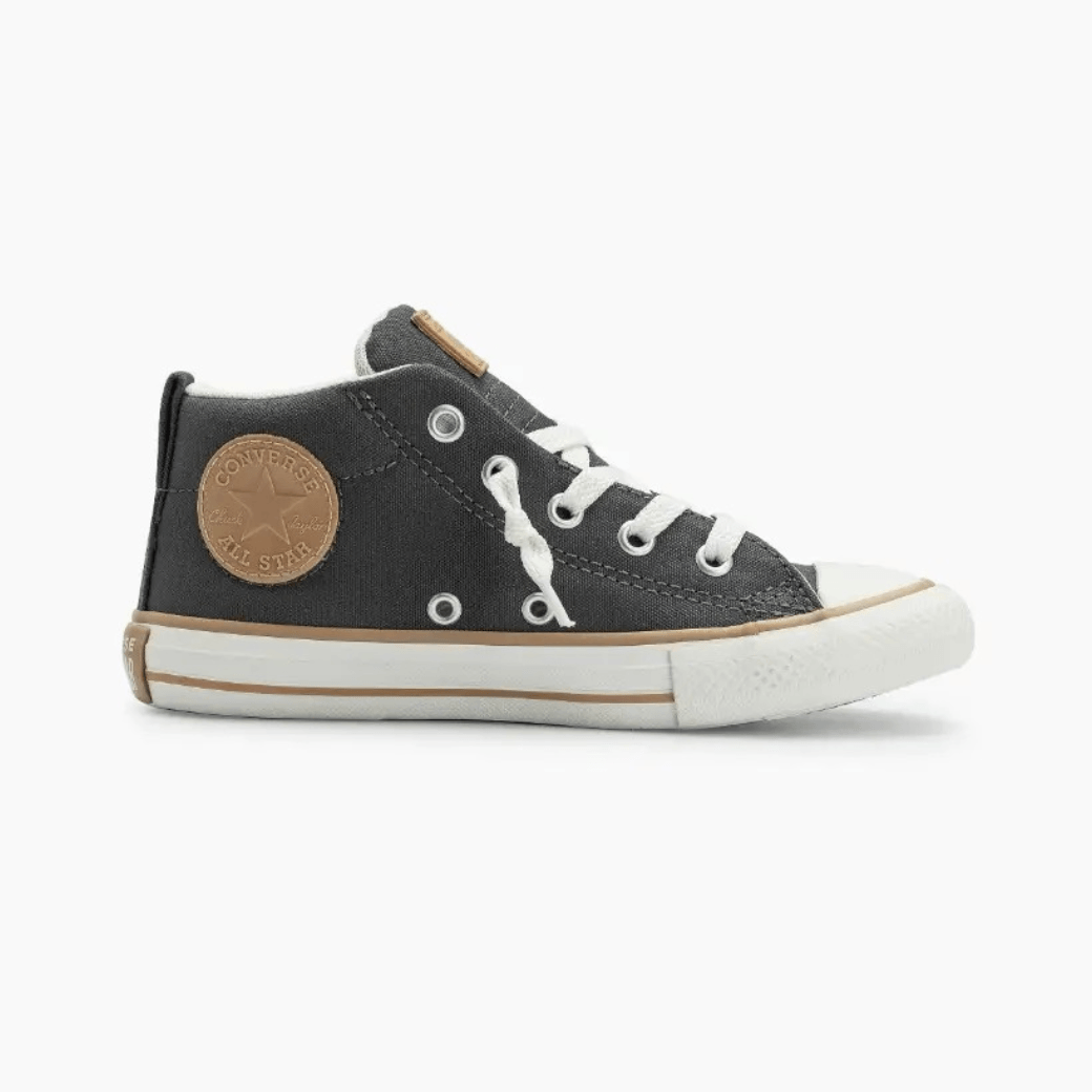 Tênis infantil All Star Chuck Taylor Pavement Tuff na cor grafite escuro, vista lateral direita com cadarços brancos e solado branco com detalhes bege