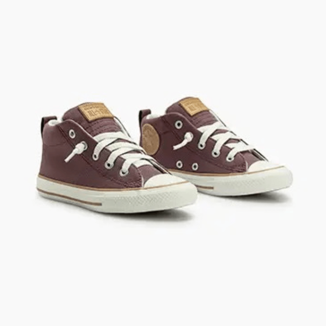 Par de tênis infantil Converse All Star Chuck Taylor marrom vista frontal