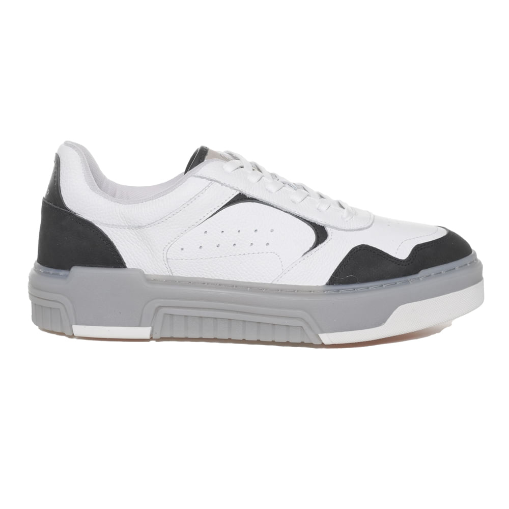 Tênis masculino branco com detalhes pretos, vista lateral direita, cabedal em couro e camurça, sola alta cinza