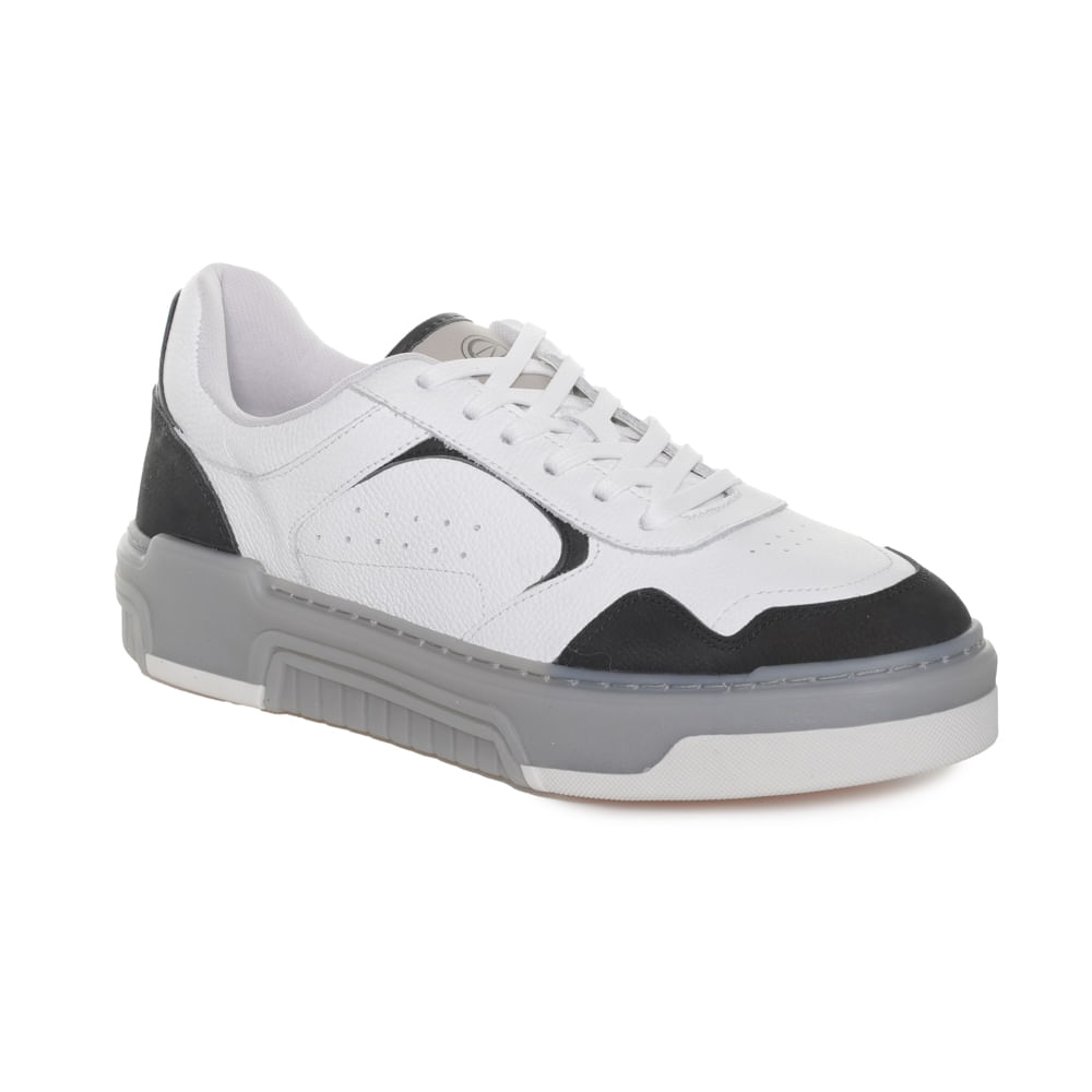 Tênis casual branco com aplicações pretas, vista frontal 3/4 direito, detalhes em couro e sola cinza