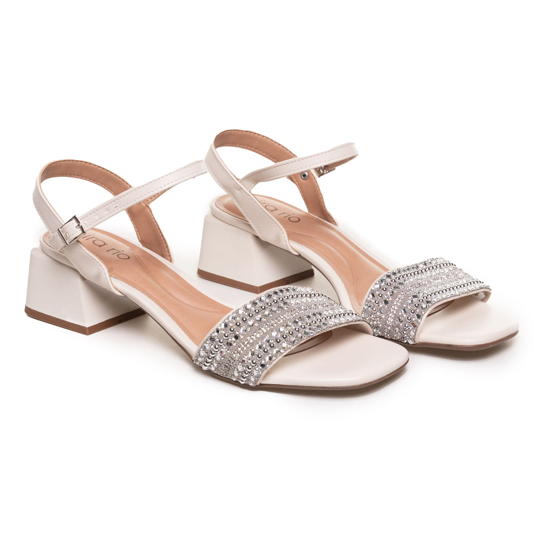 Par de sandálias off white com strass e salto bloco sobre fundo branco