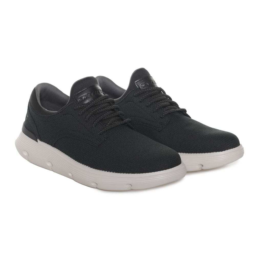 Par de tênis Skechers Garza Reardon masculino preto em vista 3/4 frontal mostrando detalhes da palmilha acolchoada e cadarços pretos