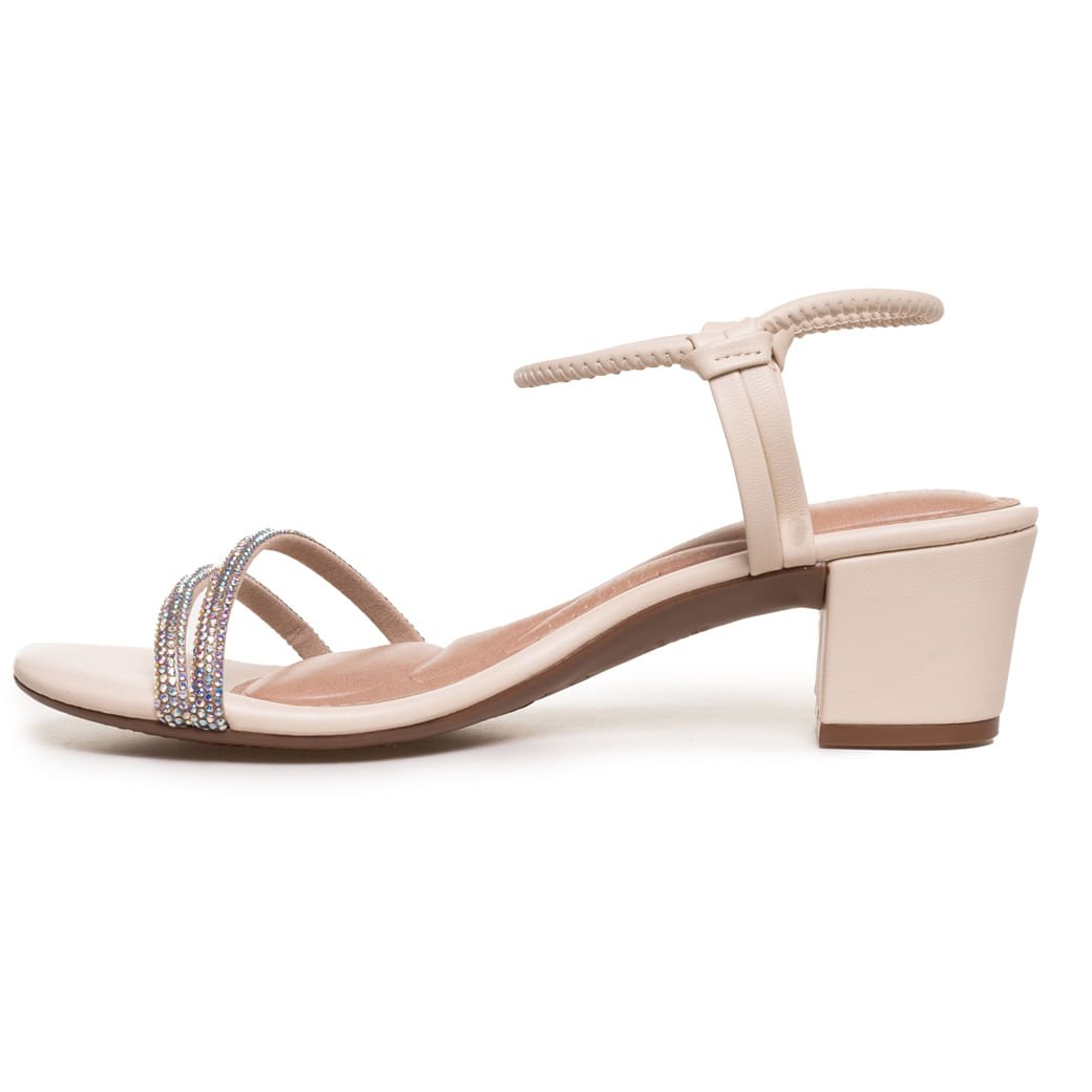 Perfil lateral da sandália creme com tiras frontais e salto grosso