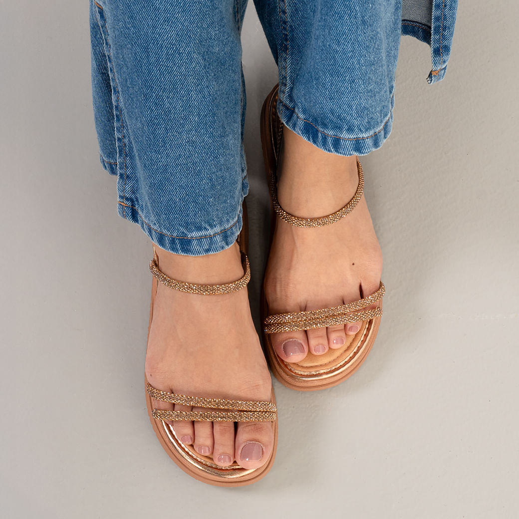 Sandália feminina plataforma bronze vista superior com tiras elásticas finas duplas no peito do pé e tira única no tornozelo