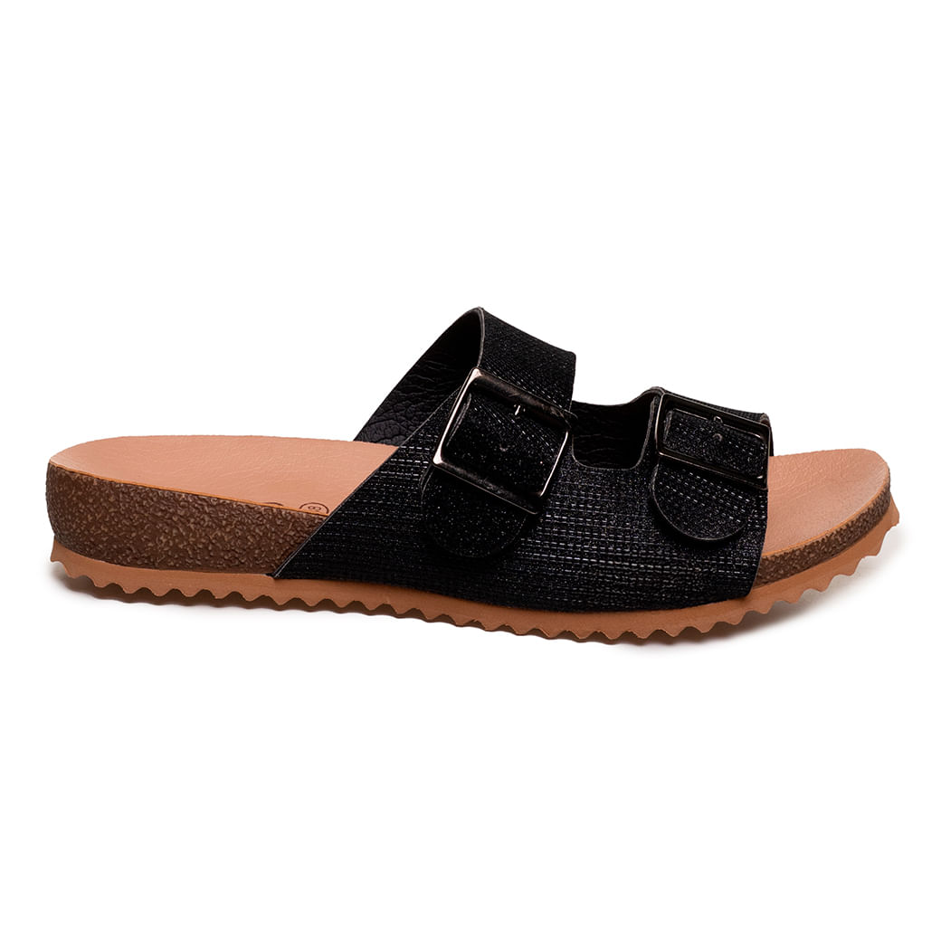 Rasteira papete feminina preta com tiras texturizadas e fivelas, vista lateral direita sobre fundo branco