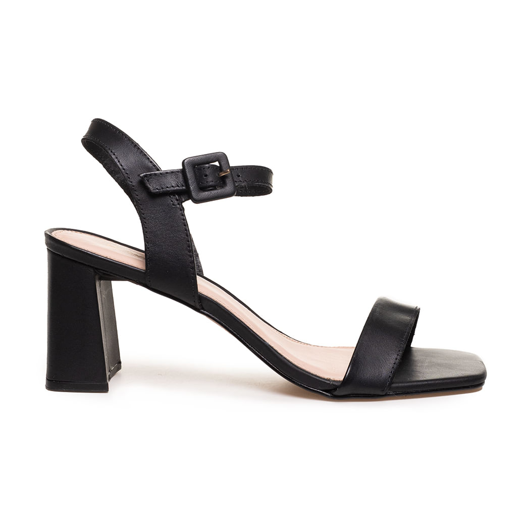 Sandália feminina preta vista lateral direita com salto bloco médio e tiras largas em fundo branco
