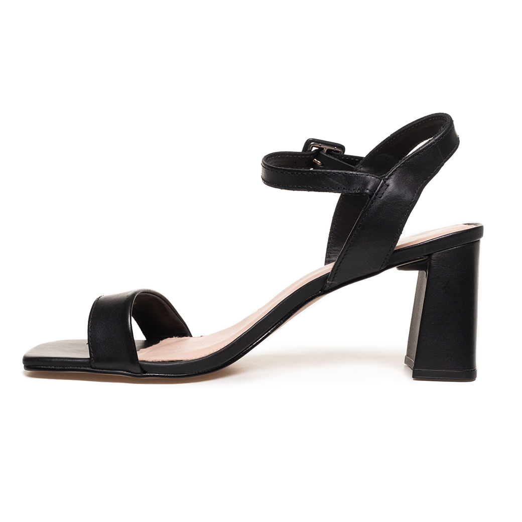 Sandália feminina preta vista lateral esquerda mostrando sola e salto bloco médio