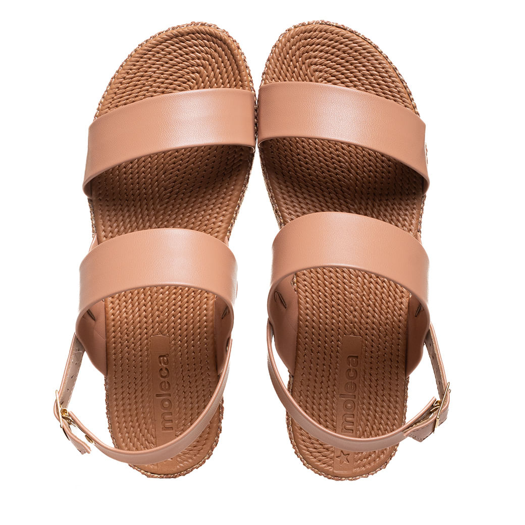 Par de sandálias femininas nude Moleca com salto anabela e acabamento em corda natural, vista aérea