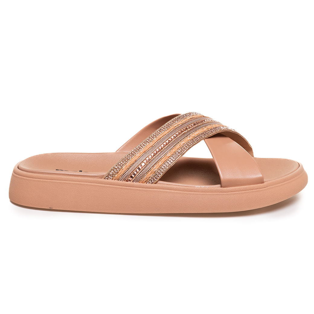 Perfil lateral do tamanco bege Moleca mostrando sola robusta e tiras largas com brilho