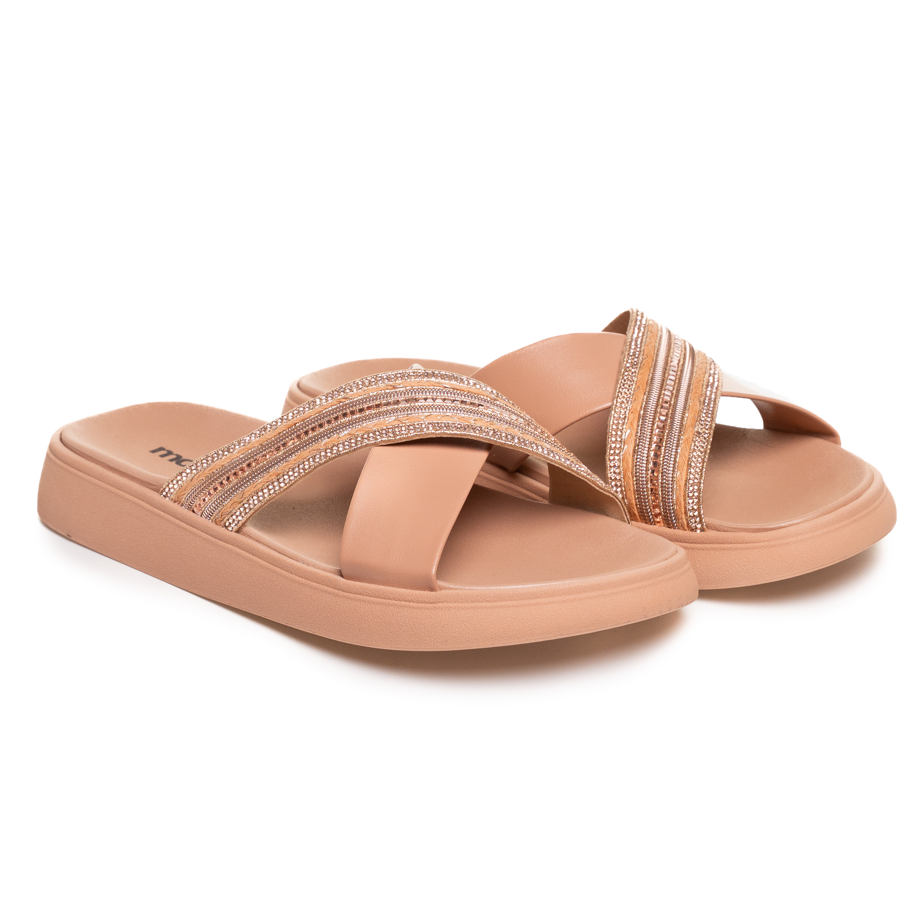 Perspectiva 3/4 do par de tamancos bege Moleca com tiras brilhantes cruzadas e acabamento sintético