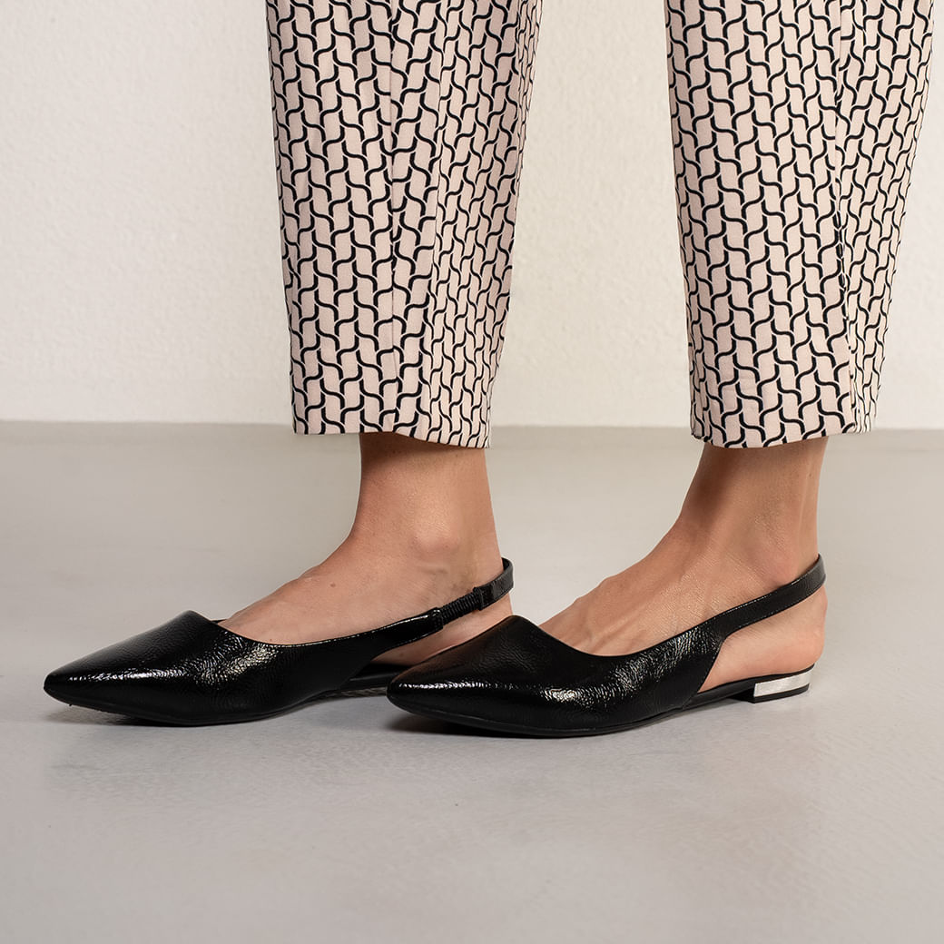 Par de sapatilhas pretas bico fino com detalhe em elástico traseiro e salto baixo prateado