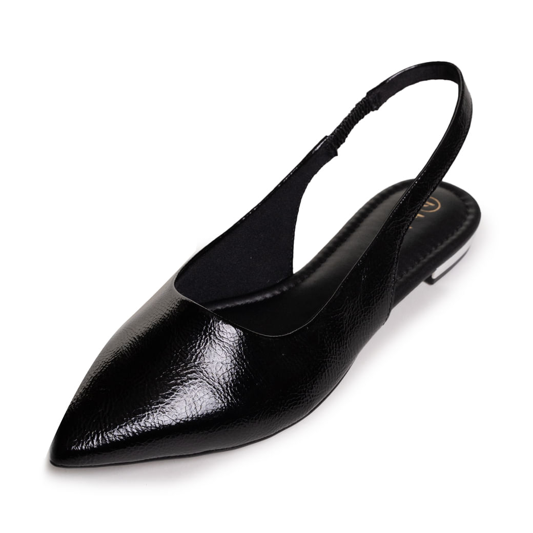 Vista aérea da sapatilha preta bico fino com acabamento envernizado e elástico traseiro